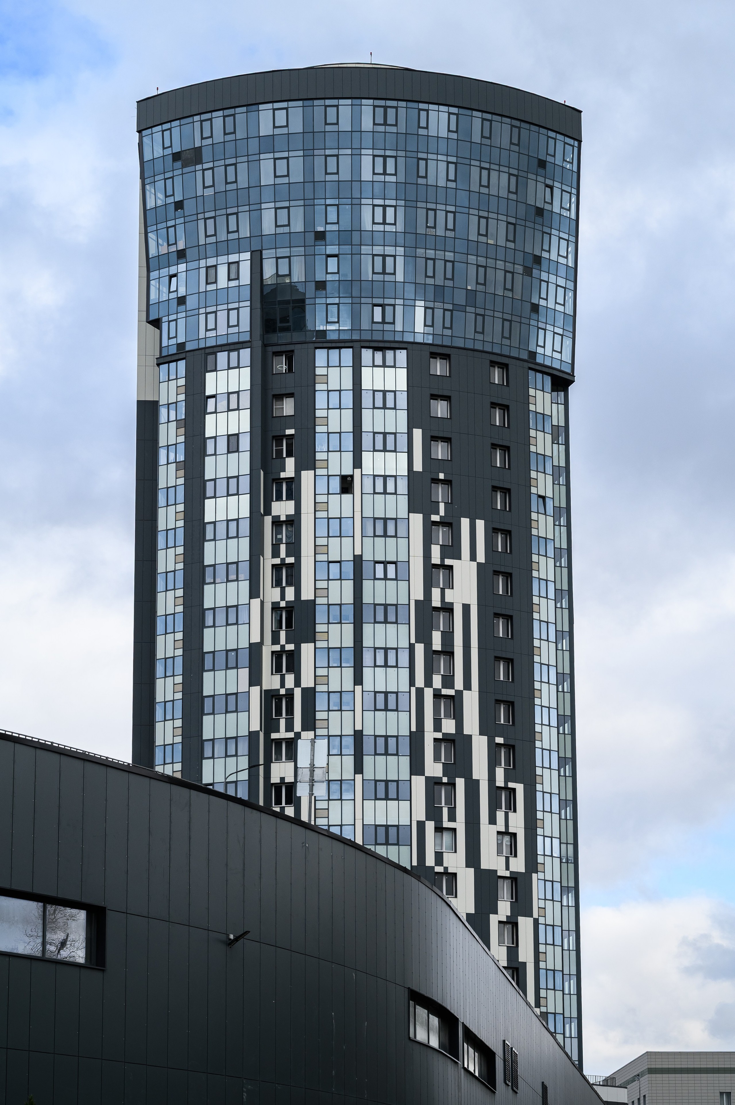 Архитектурная фотография от Алексея Клейменова фасада Авалон-Сити с подчёркнутыми геометрическими формами