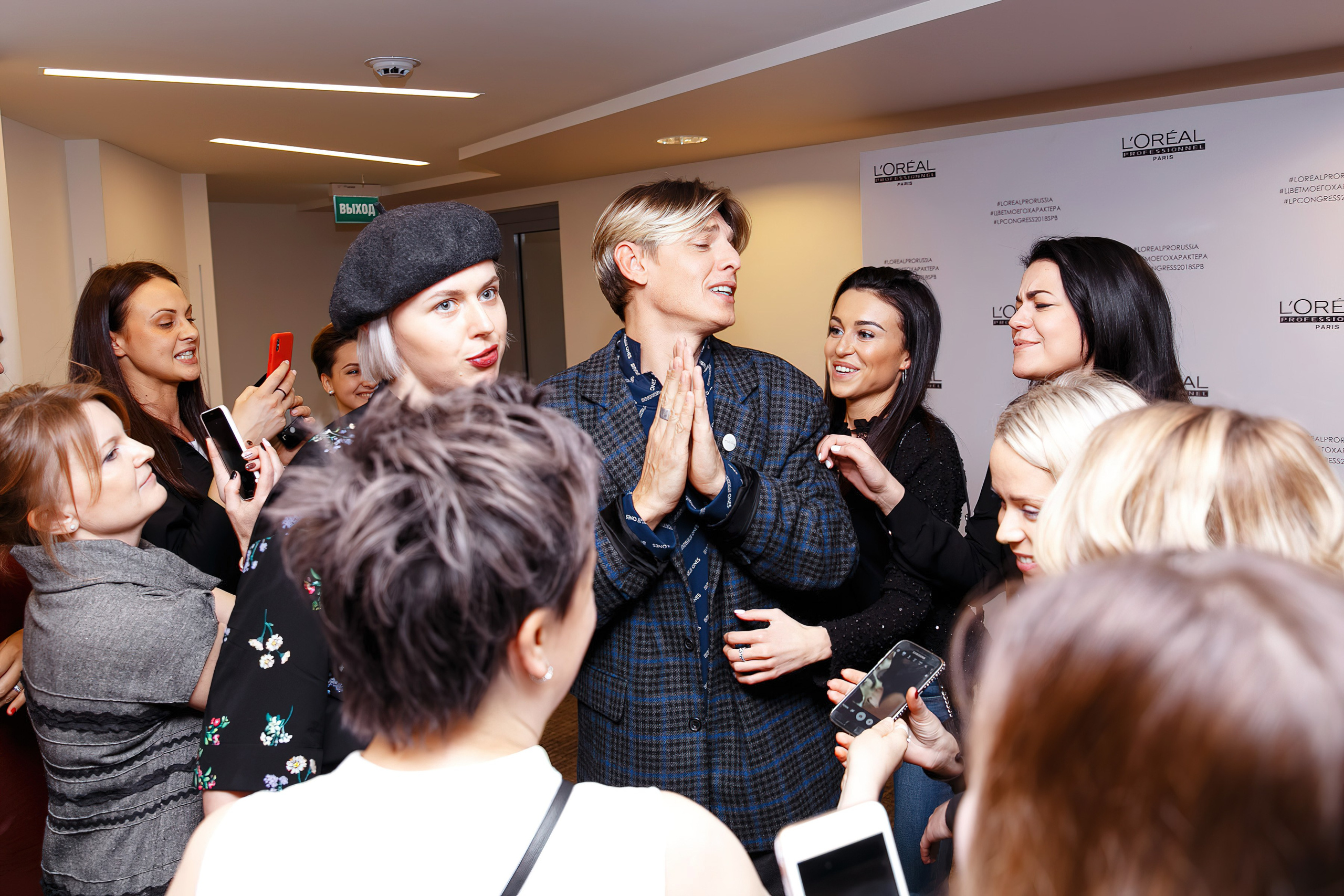 Влад Лисовец общается с девушками после выступления Loreal