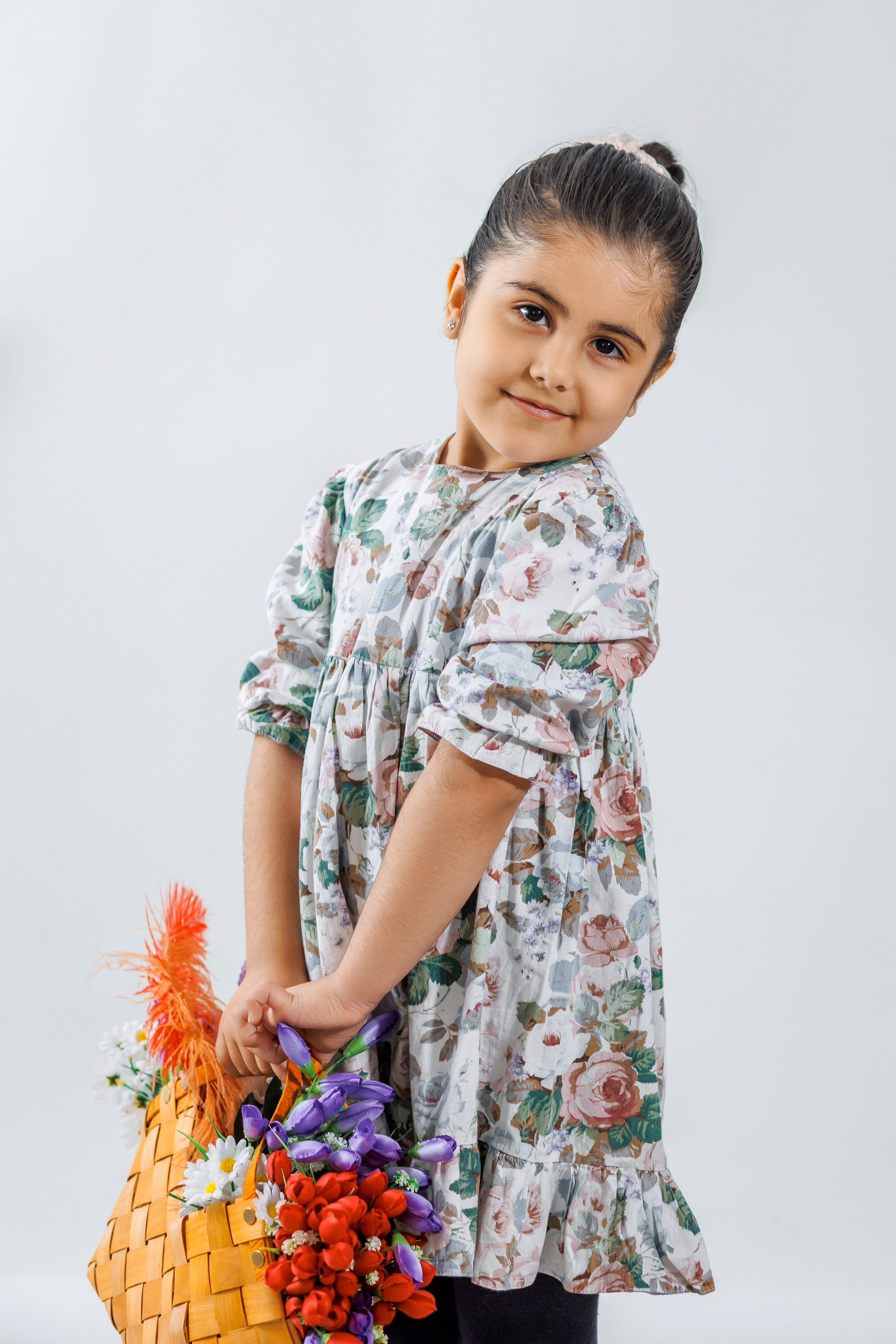 Яркие дети на светлом фоне. Семейный и детский фотограф в Ростове-на-Дону