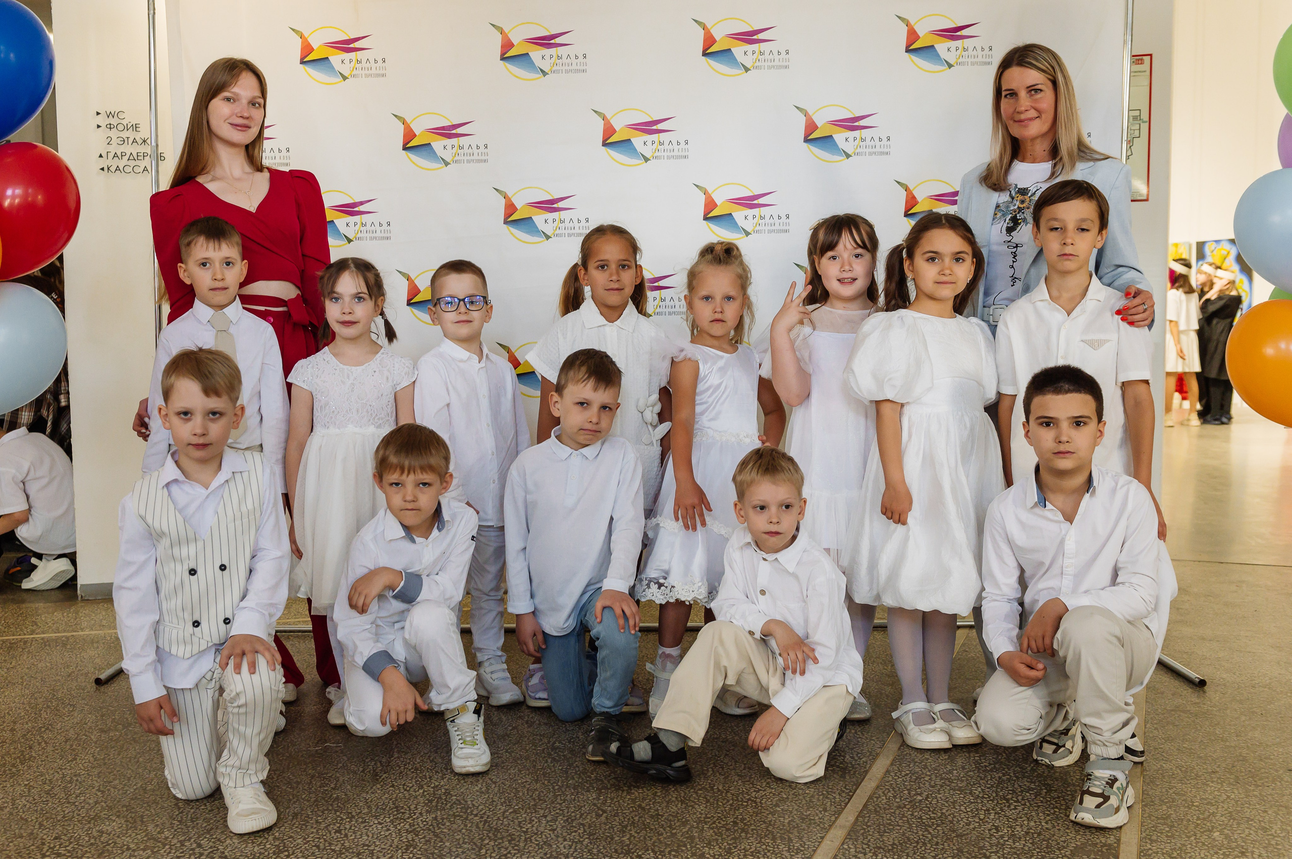 общее фото детей на школьном выпускном