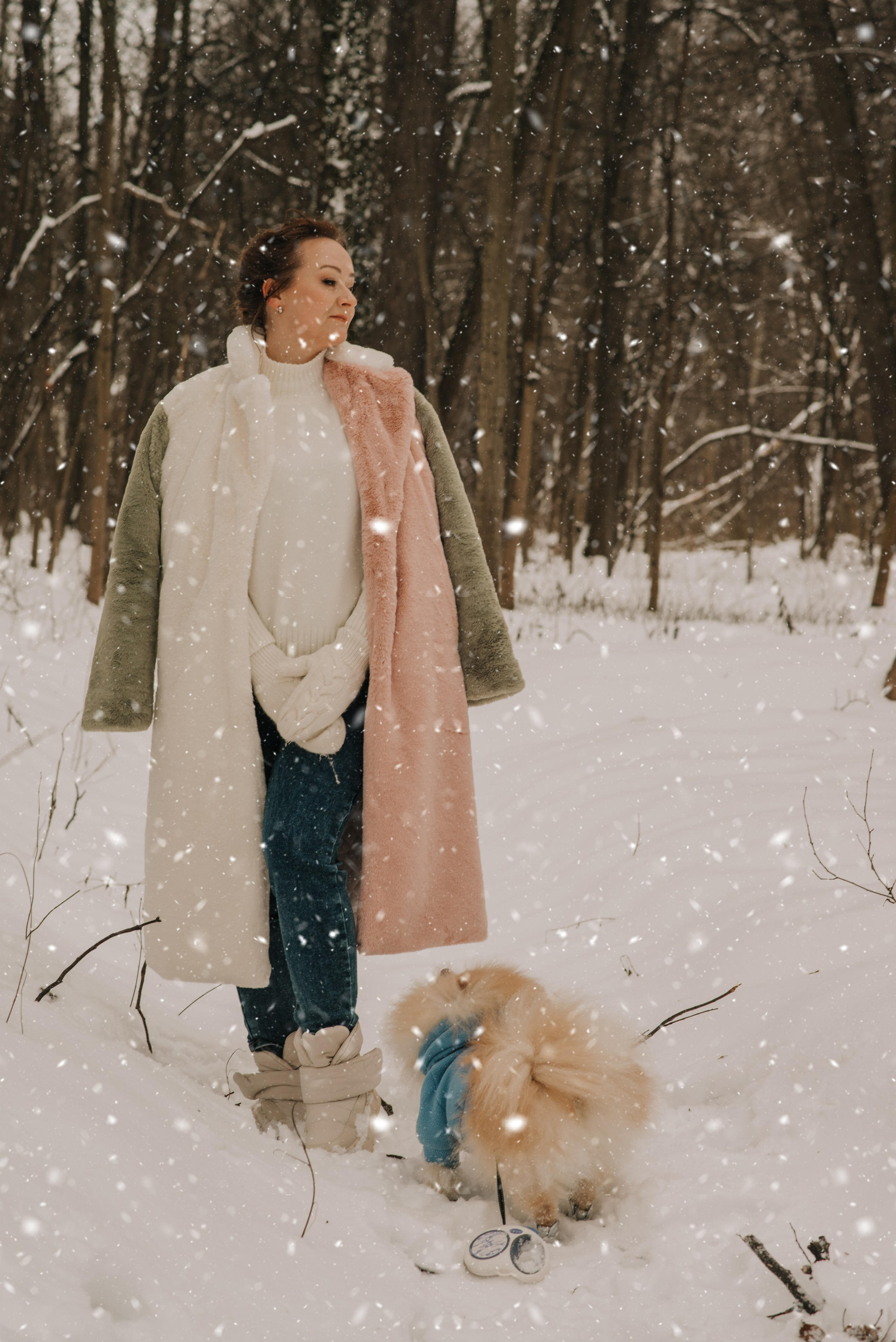 Фотосессия с собакой зимой с розовой шубе и белом свитере