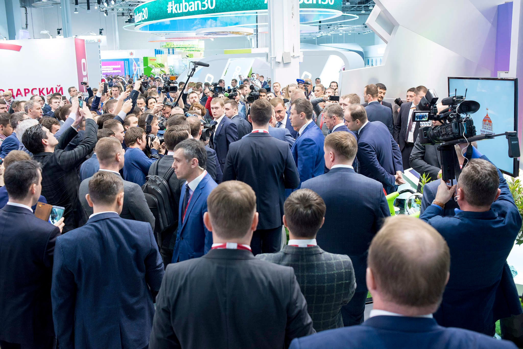 Участники пытаются увидеть Владимира Путина на международном инвестиционном форуме в Сочи. Съемка для РБК в 2018 году.