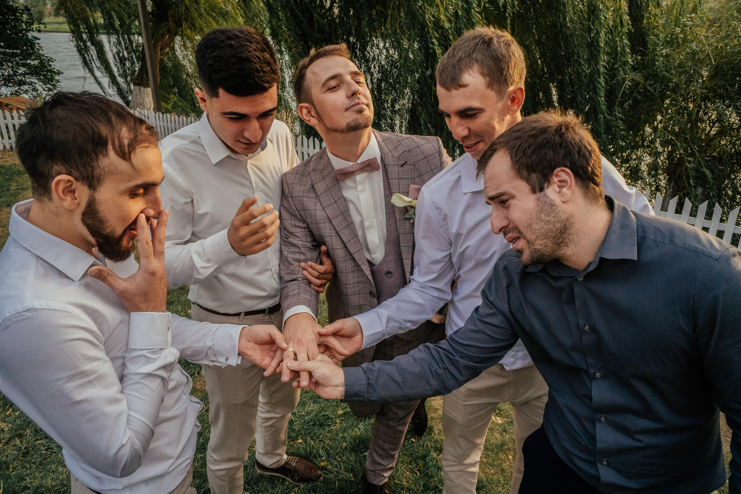 Мужчина не любит фотографироваться. Свадебный фотограф в Москве