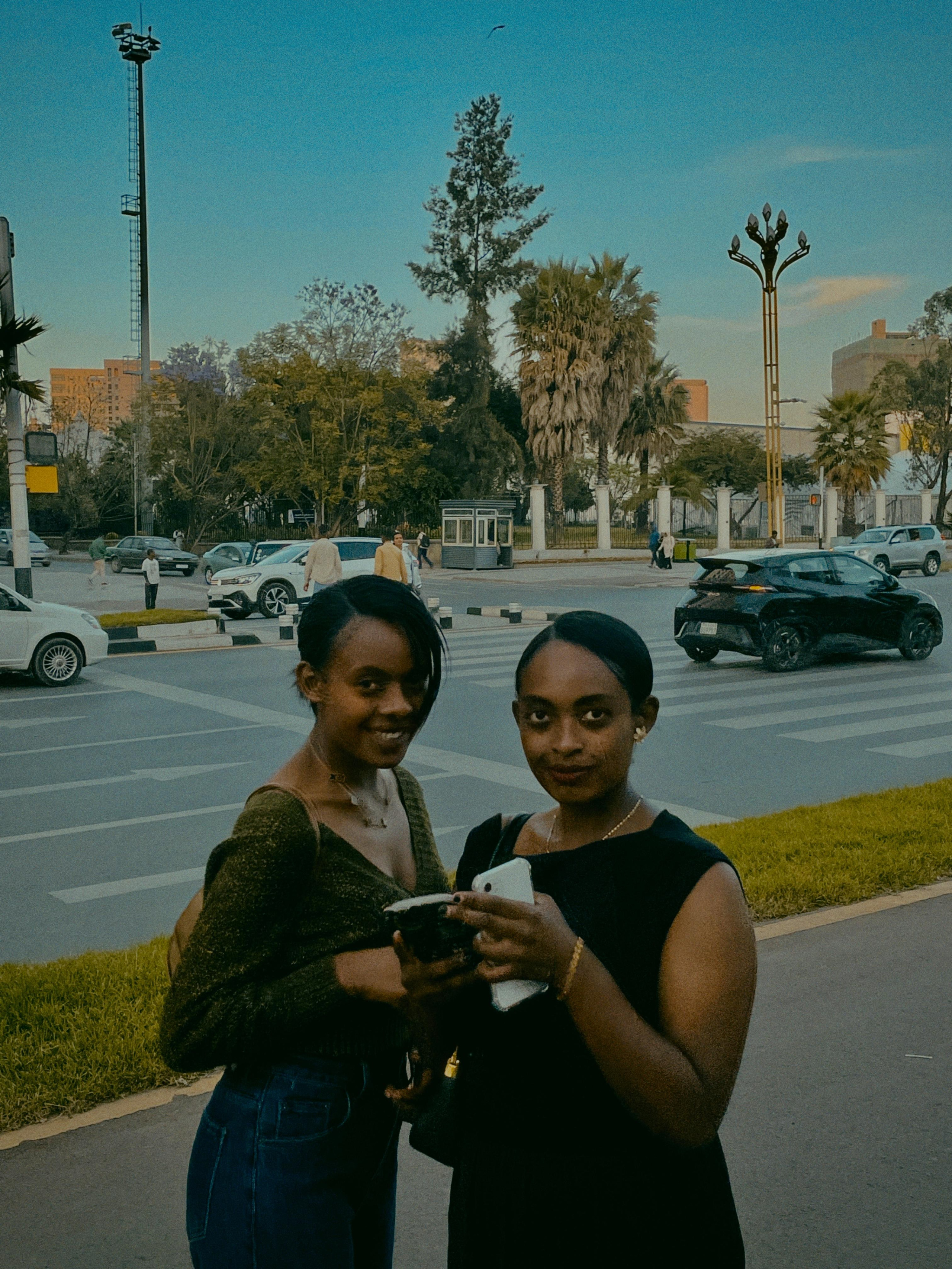 Эфиопки смотрят на фотографа