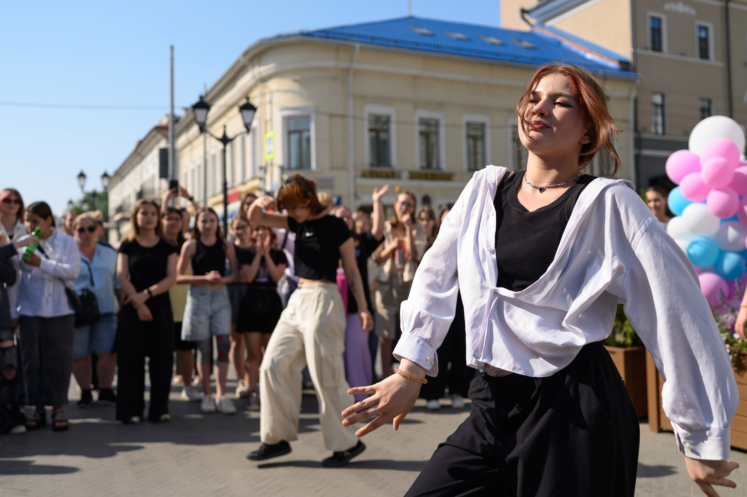 Фотография с танцами в честь дня рождения HOT POT выполнена фотографом Алексеем Клейменовым
