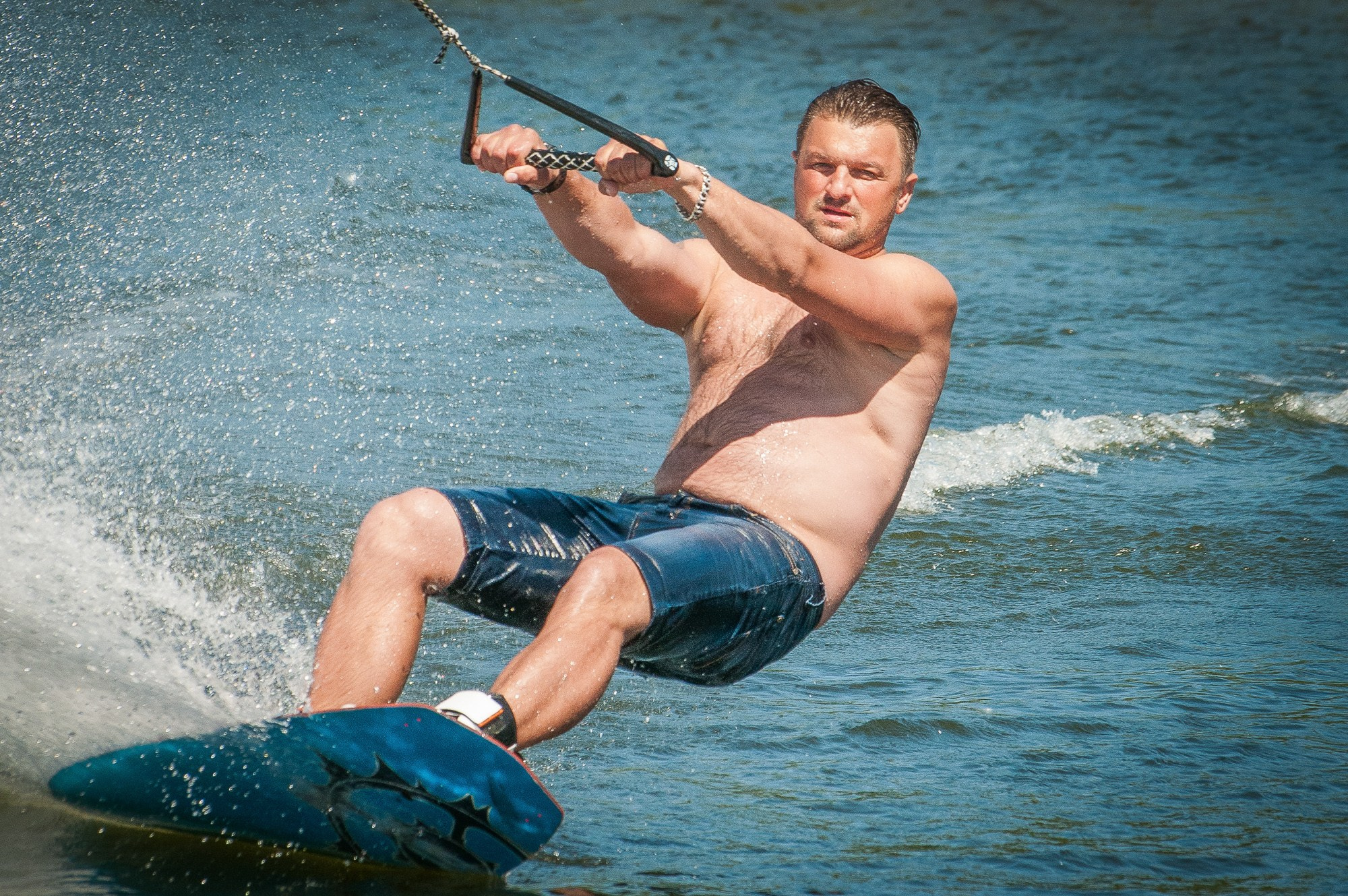 Мужчина на вейкборде