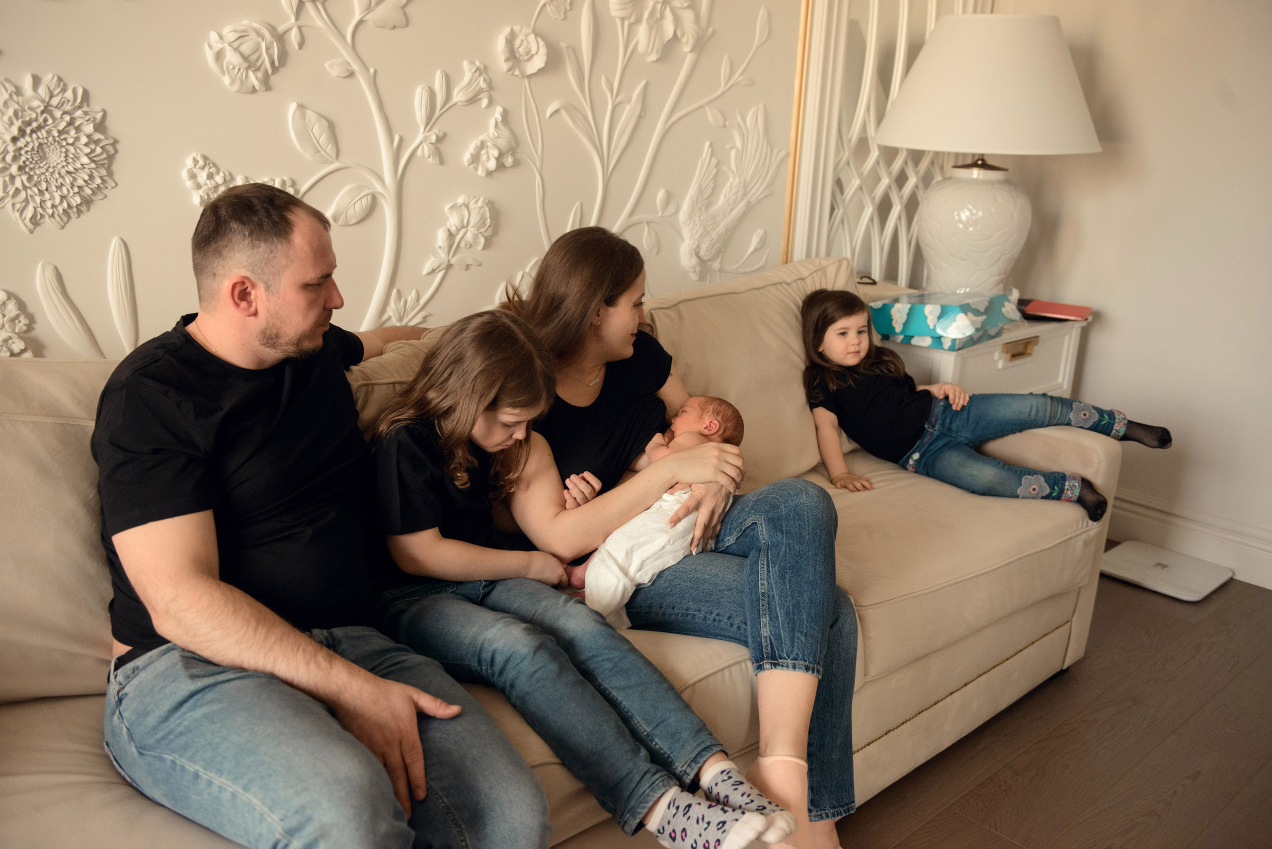 A family photo shoot at home, a family with a newborn baby. Photographer Elena Carruthers, Scotland