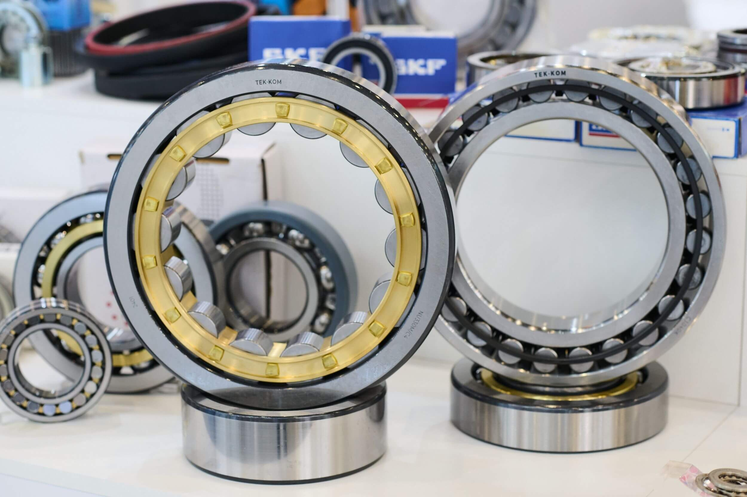 27. Крупный план деталей на выставочном стенде.