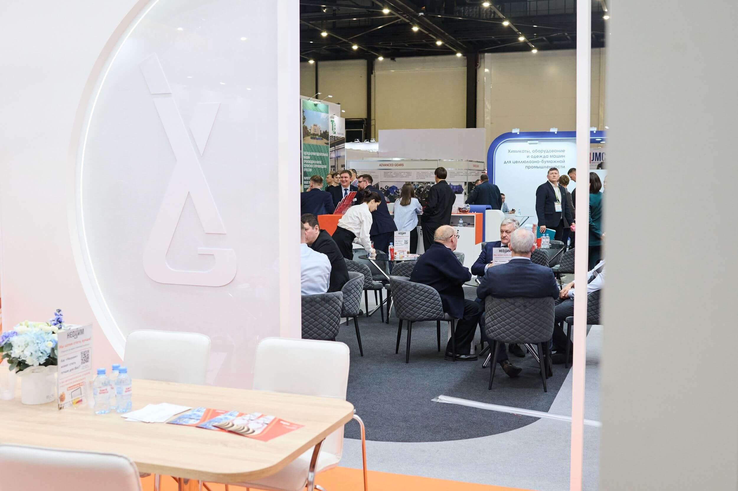 Посетители сидят за столиками, ведут деловые переговоры.