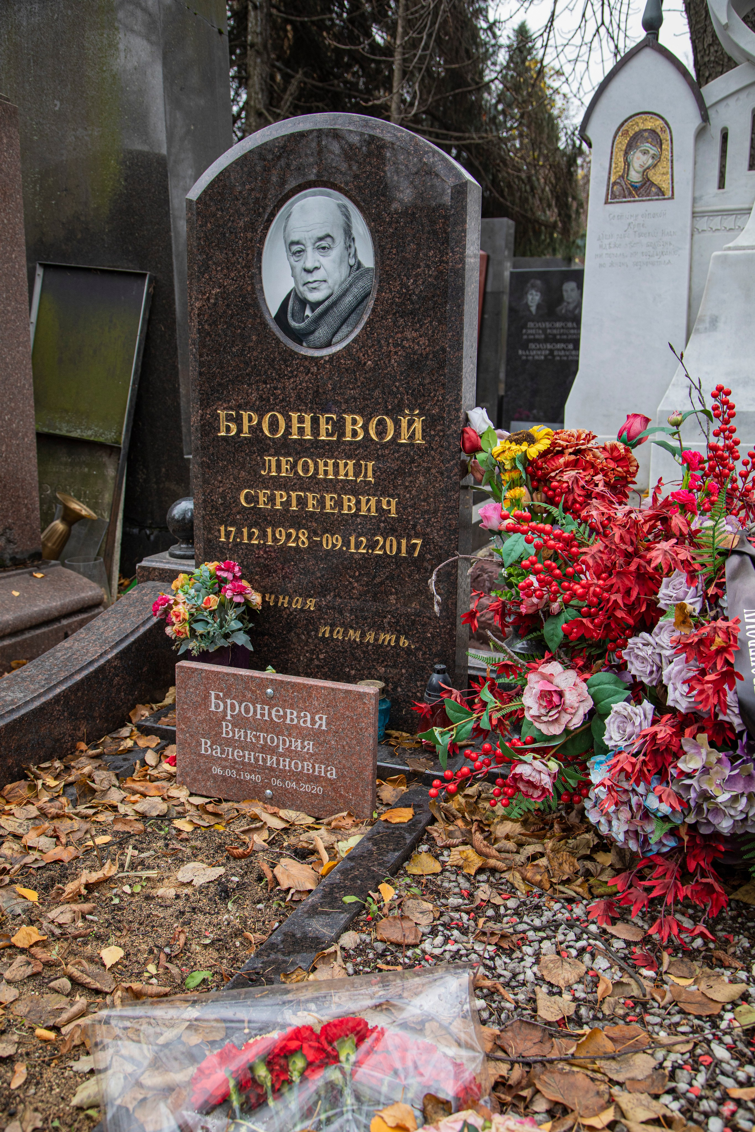 Осенняя прогулка по Новодевичьему кладбищу. Фотограф Сергей Ловкий