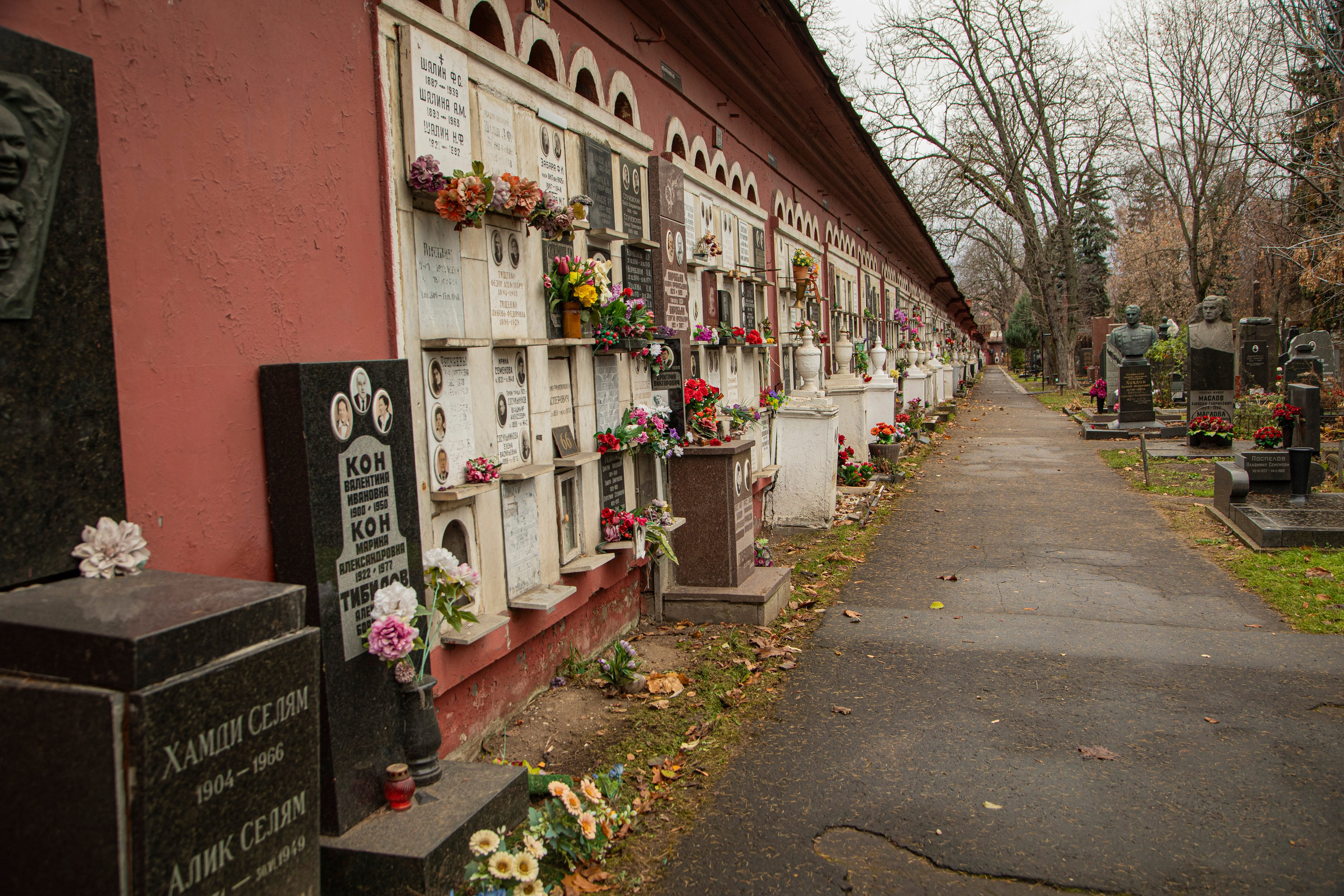 Осенняя прогулка по Новодевичьему кладбищу. Фотограф Сергей Ловкий