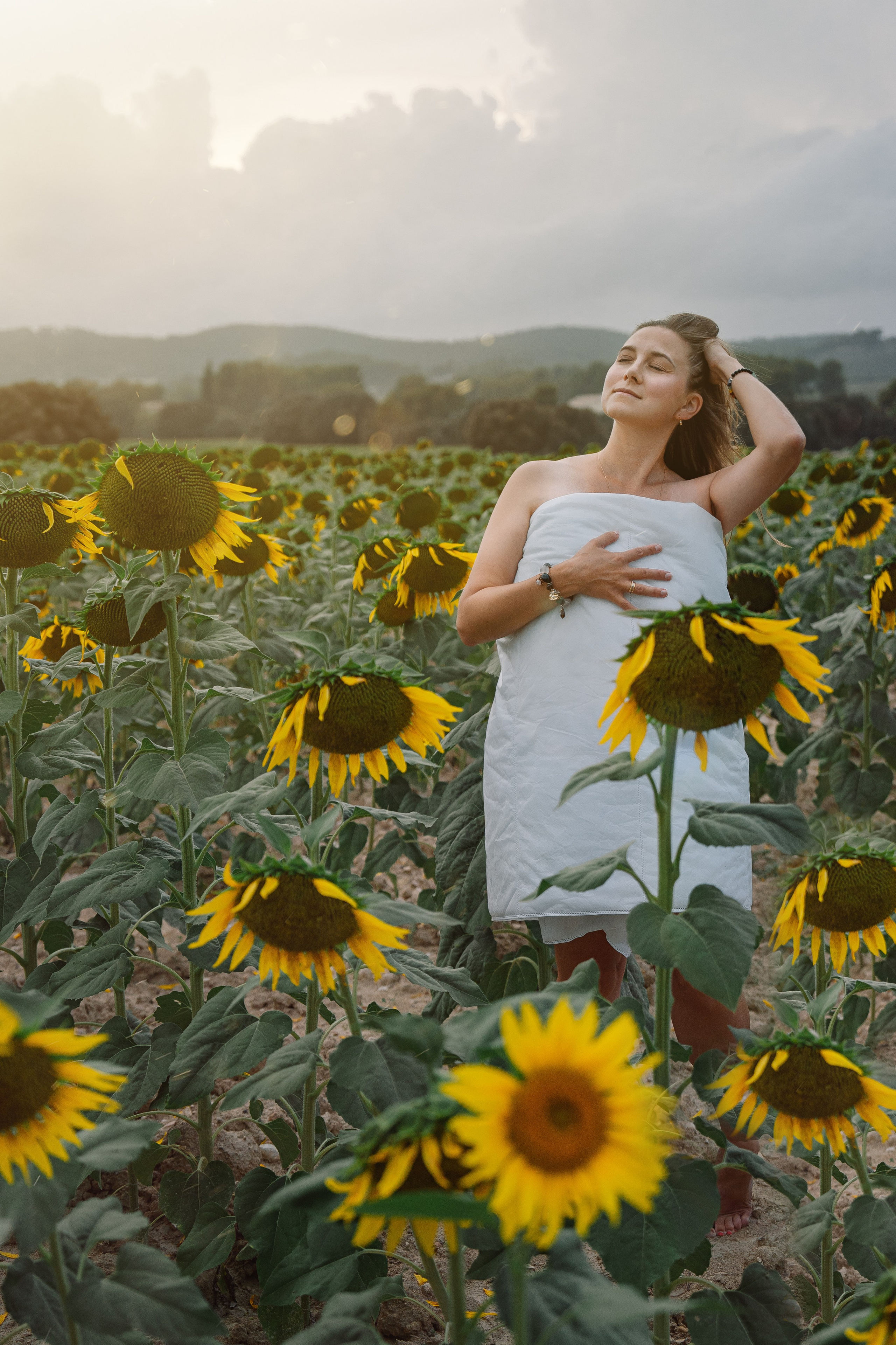 портрет девушки в поле подсолнухов в белом