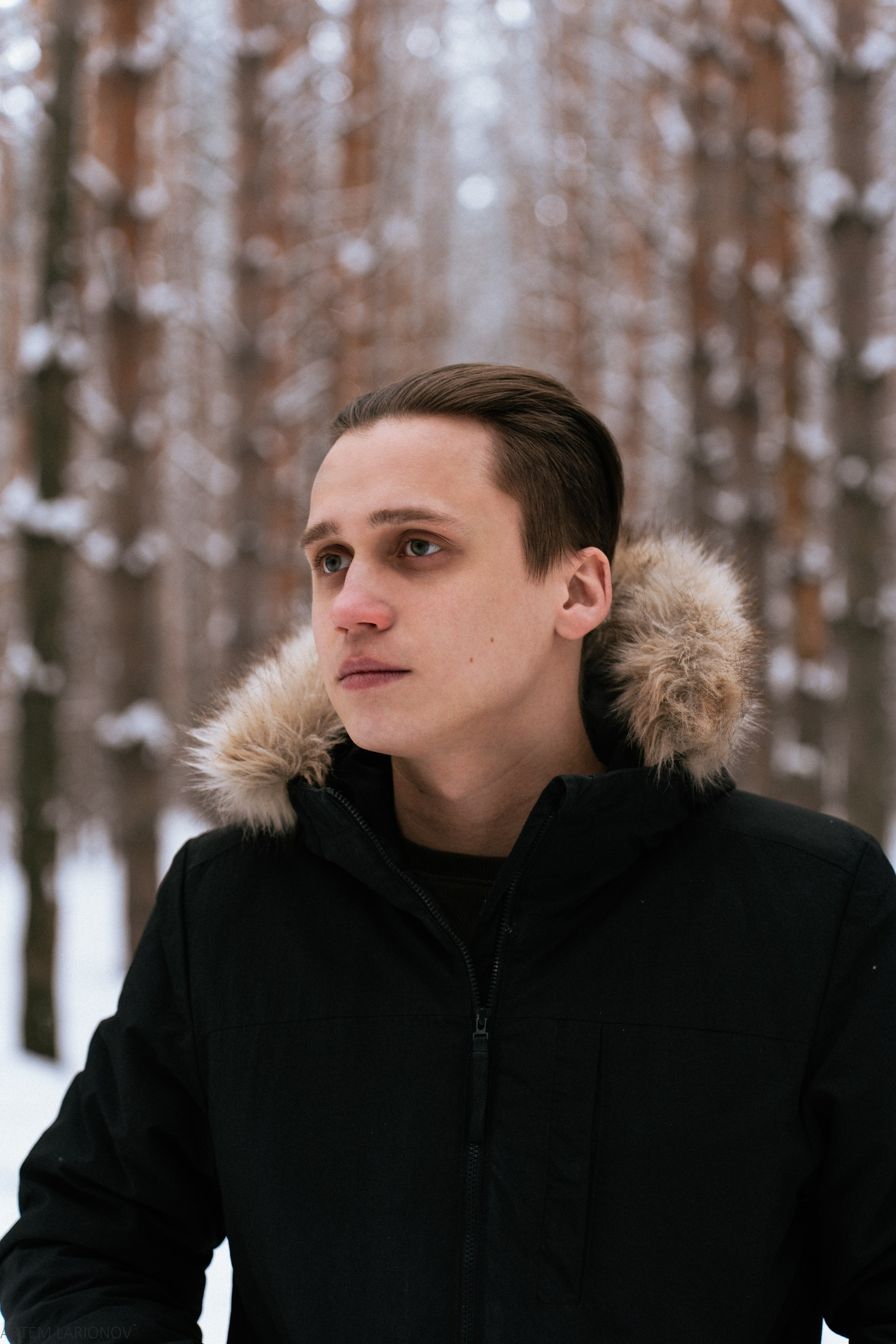 фото мужчины в снежном лесу