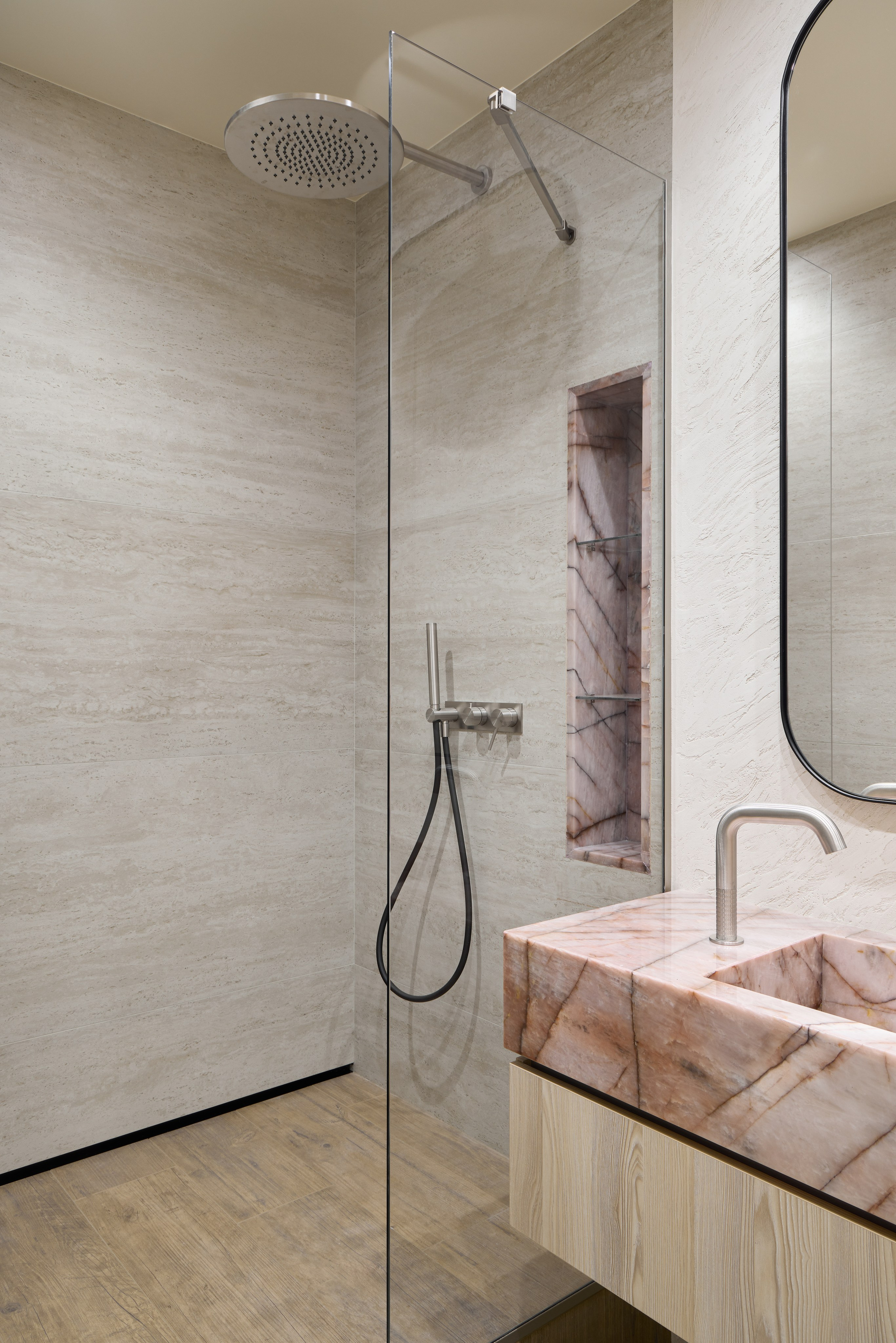 Ванная комната с премиальной сантехникой и индивидуальными деталями. Дизайн от Ксении Новиковой (ksudsgn), выполнен в рамках проекта в Петербурге.