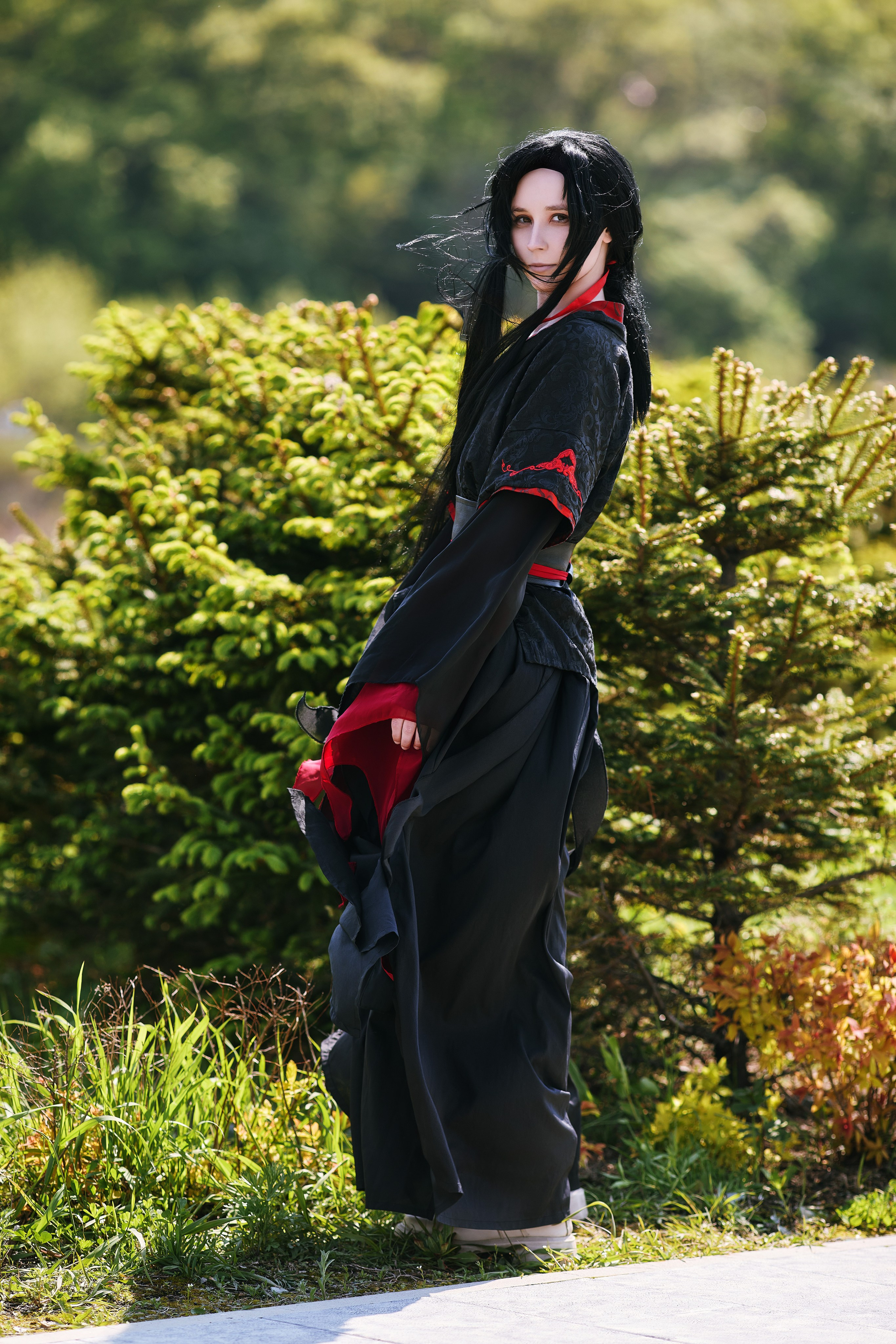 Вэй Усянь позирует на улице в Находке