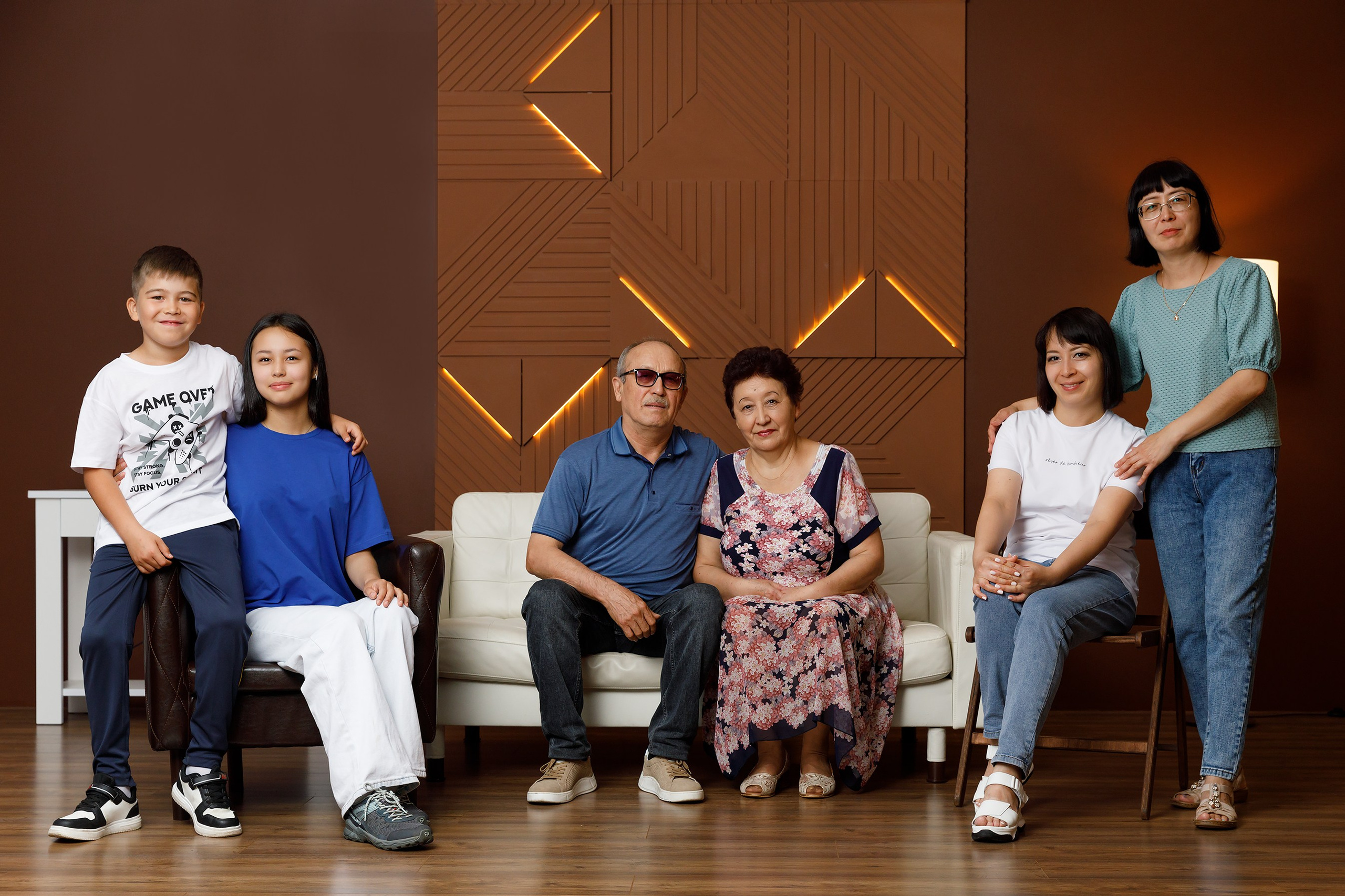 Семейная фотосессия в студии. Фотограф Анна Телекаева, выпускные альбомы, семейные и репортажные съемки в Омске