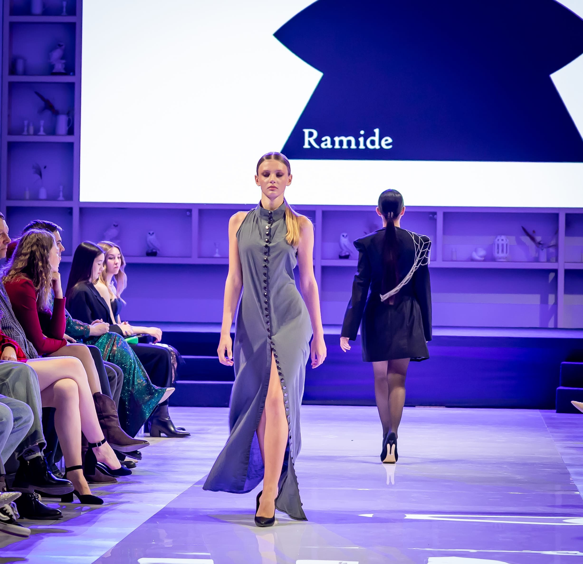 Модель на подиуме, показ дизайнерской коллекции, фешен-съёмка, Москва, фотограф Карасёва Елена