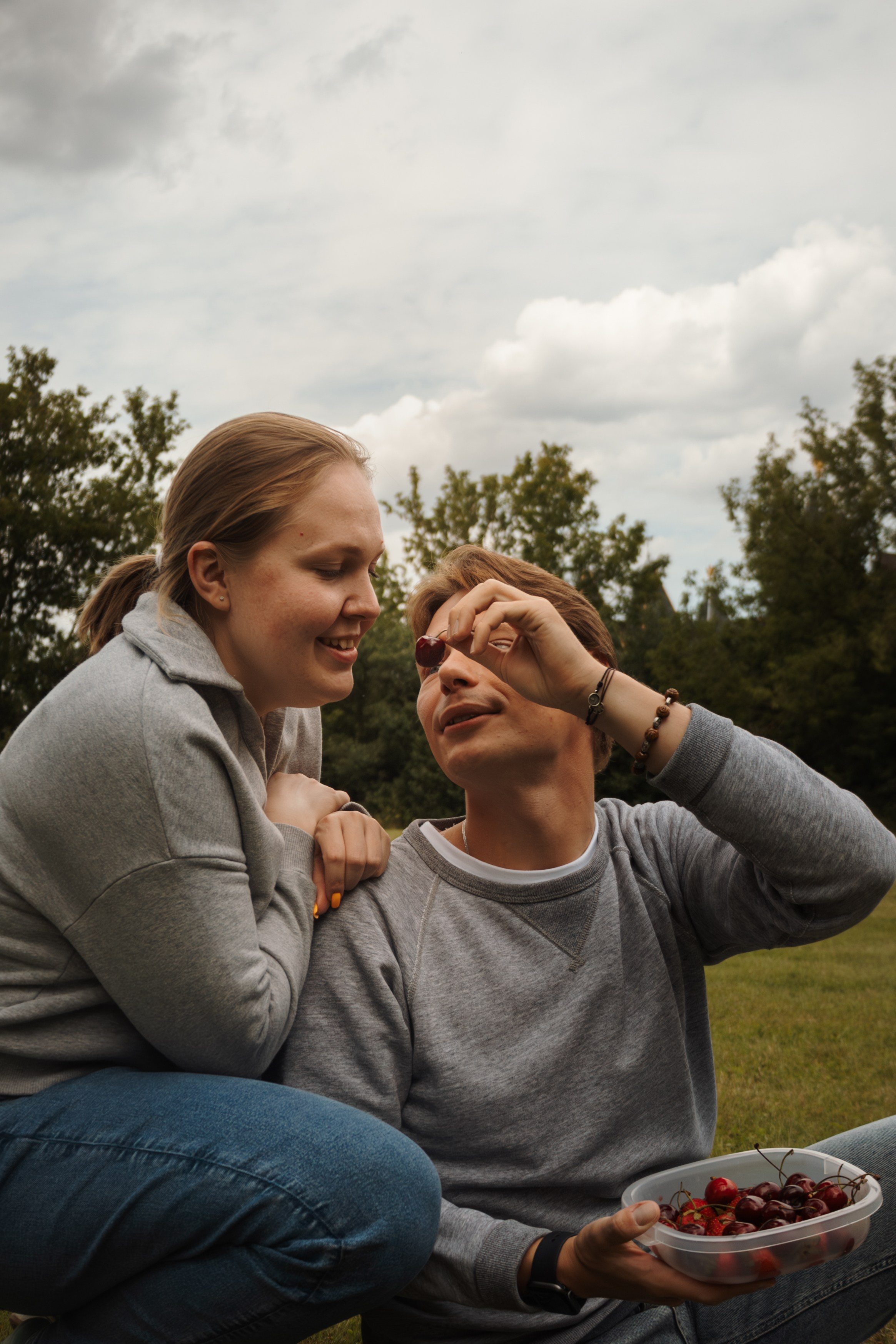 Влюбленные кормят друг друга ягодой - love story съемка