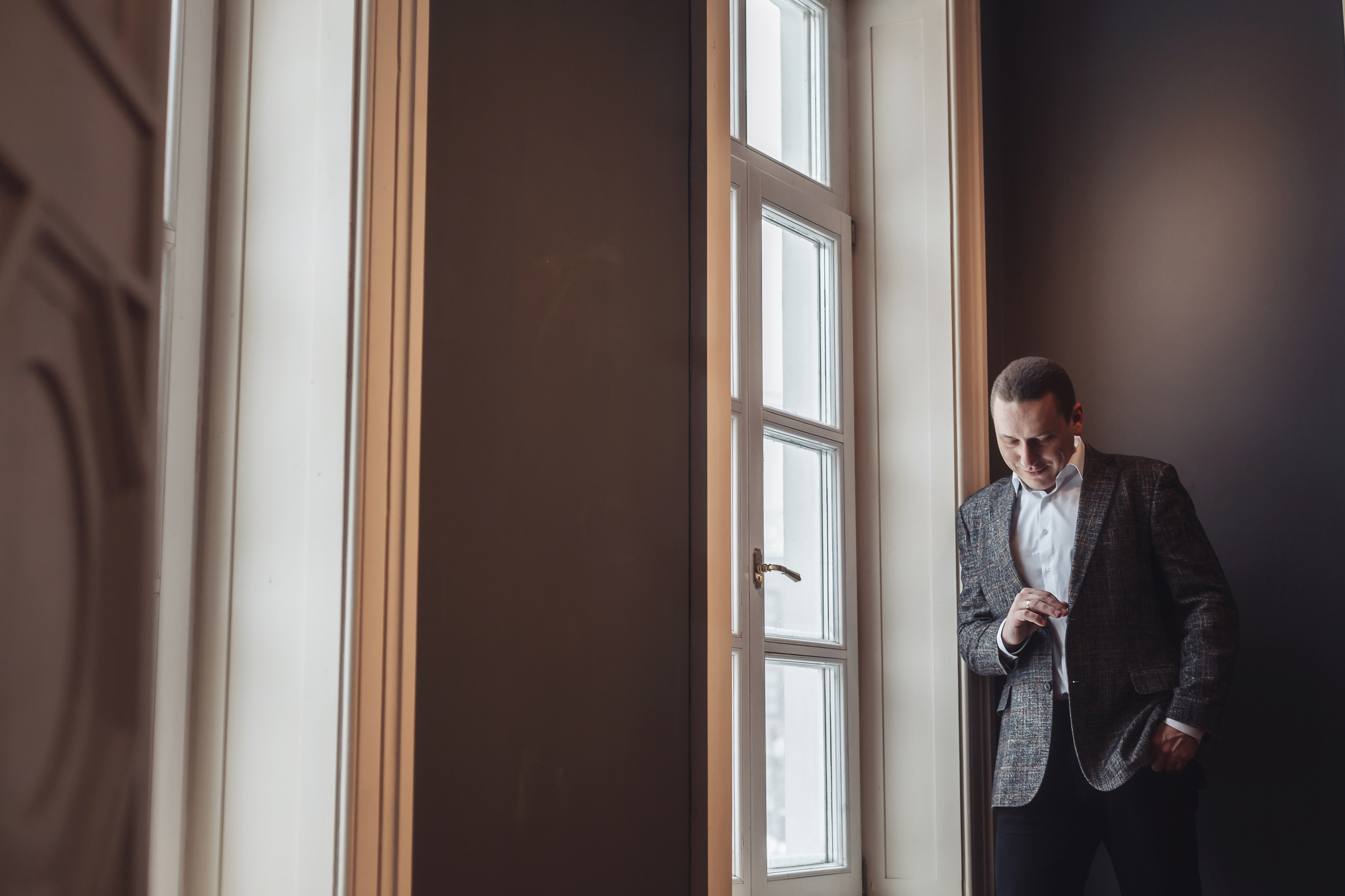 регистрация брака в усадьбе муравьёвых-апостолов, фотосессия жениха у окна, фотограф гладков