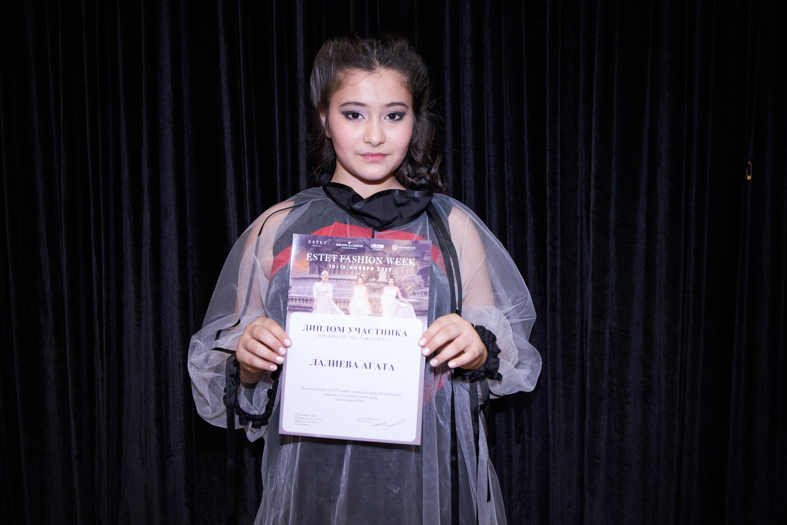 Estet Fashion Week 2023 - фото с дипломами у пресс-вола