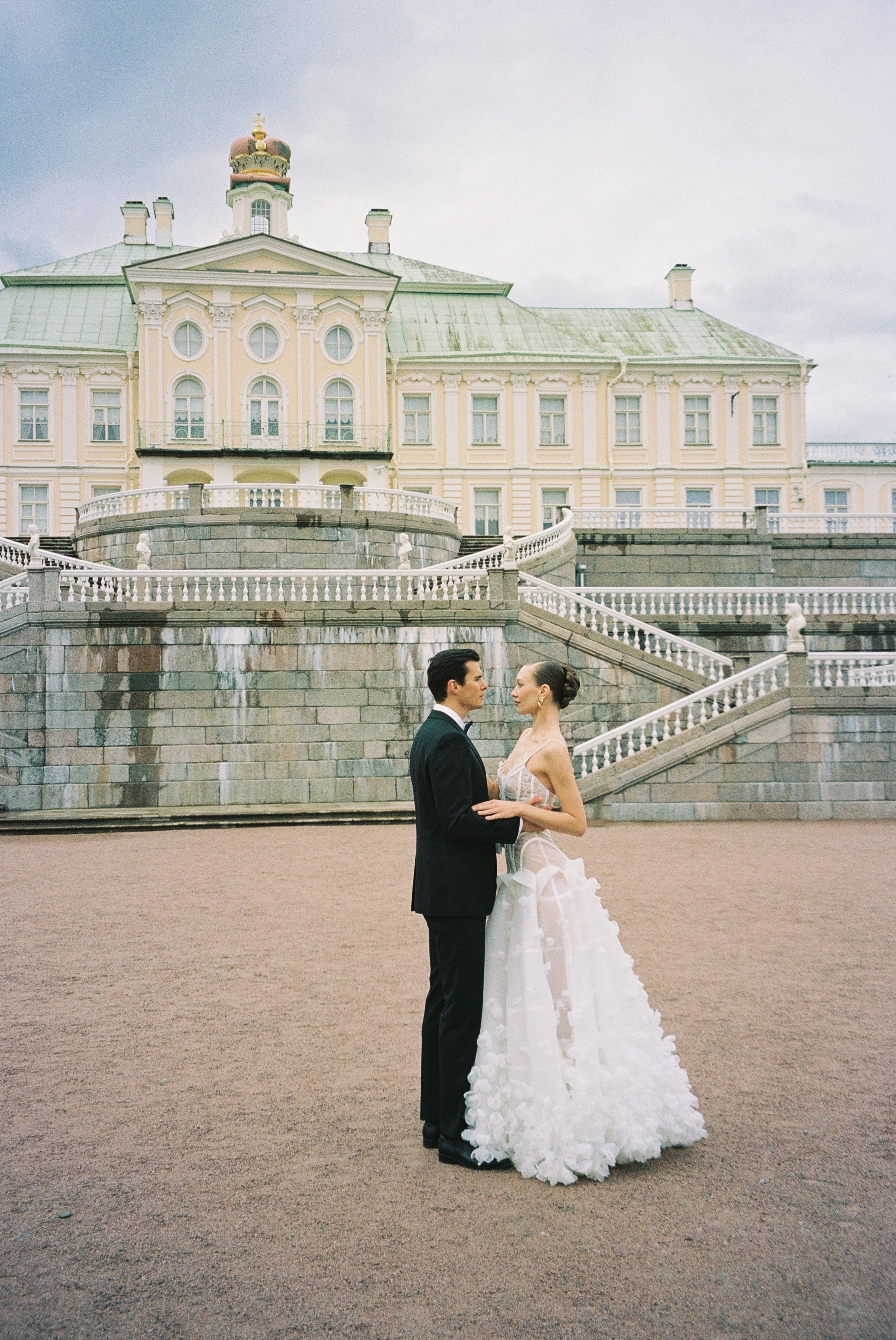 Свадебная фотосессия в Ораниенбауме. Свадебный фотограф в Москве Элина Ларченкова. Фото, которые цепляют