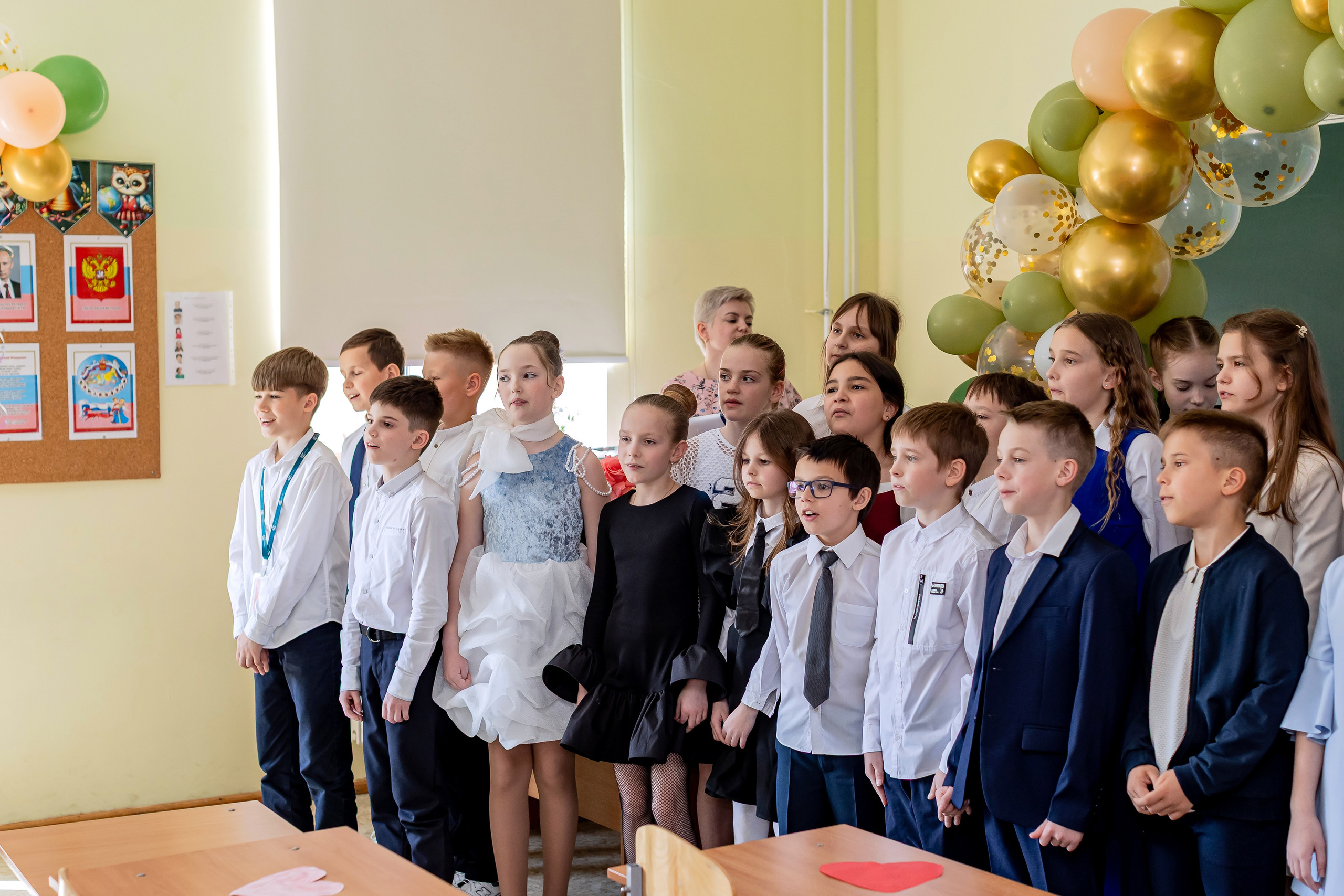 Выпускной в начальной школе в классе. Фотограф и видеограф Москва. Свадебный фотограф, видеограф. Выпускные альбомы. Оживающие альбомы