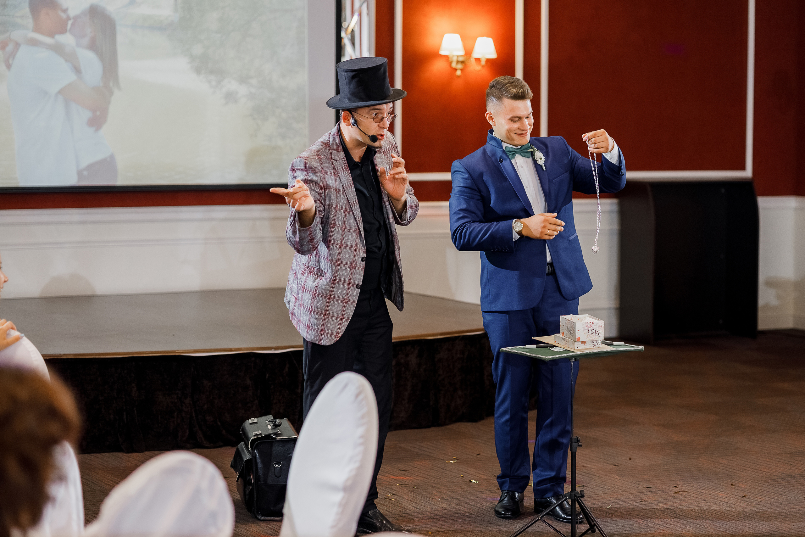 Элегантная выездная регистрация в саду на территории гостиницы. Олег Сверчков | Свадебный фотограф Вологда