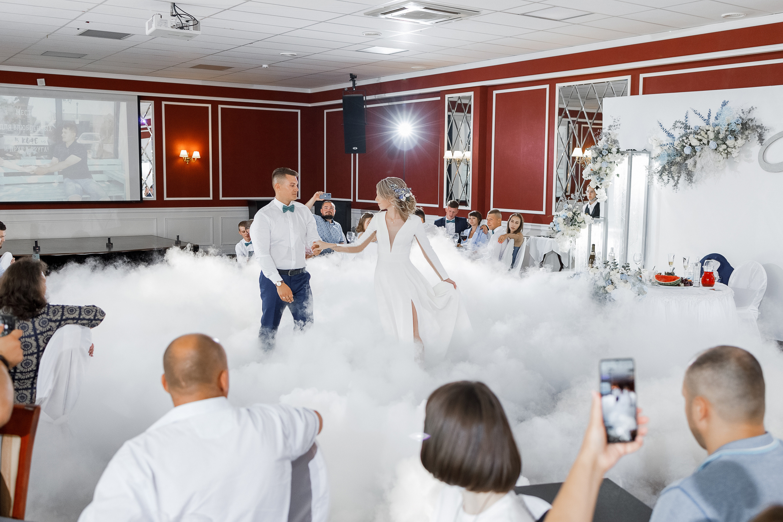 Элегантная выездная регистрация в саду на территории гостиницы. Олег Сверчков | Свадебный фотограф Вологда