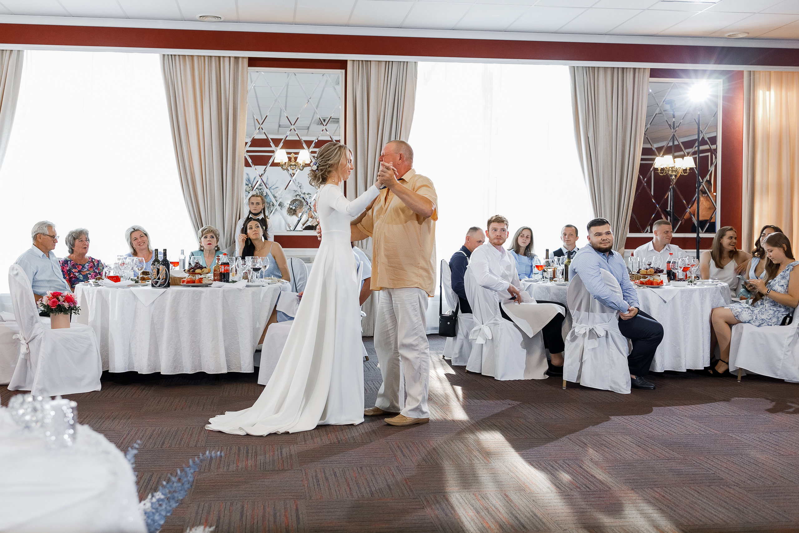 Элегантная выездная регистрация в саду на территории гостиницы. Олег Сверчков | Свадебный фотограф Вологда