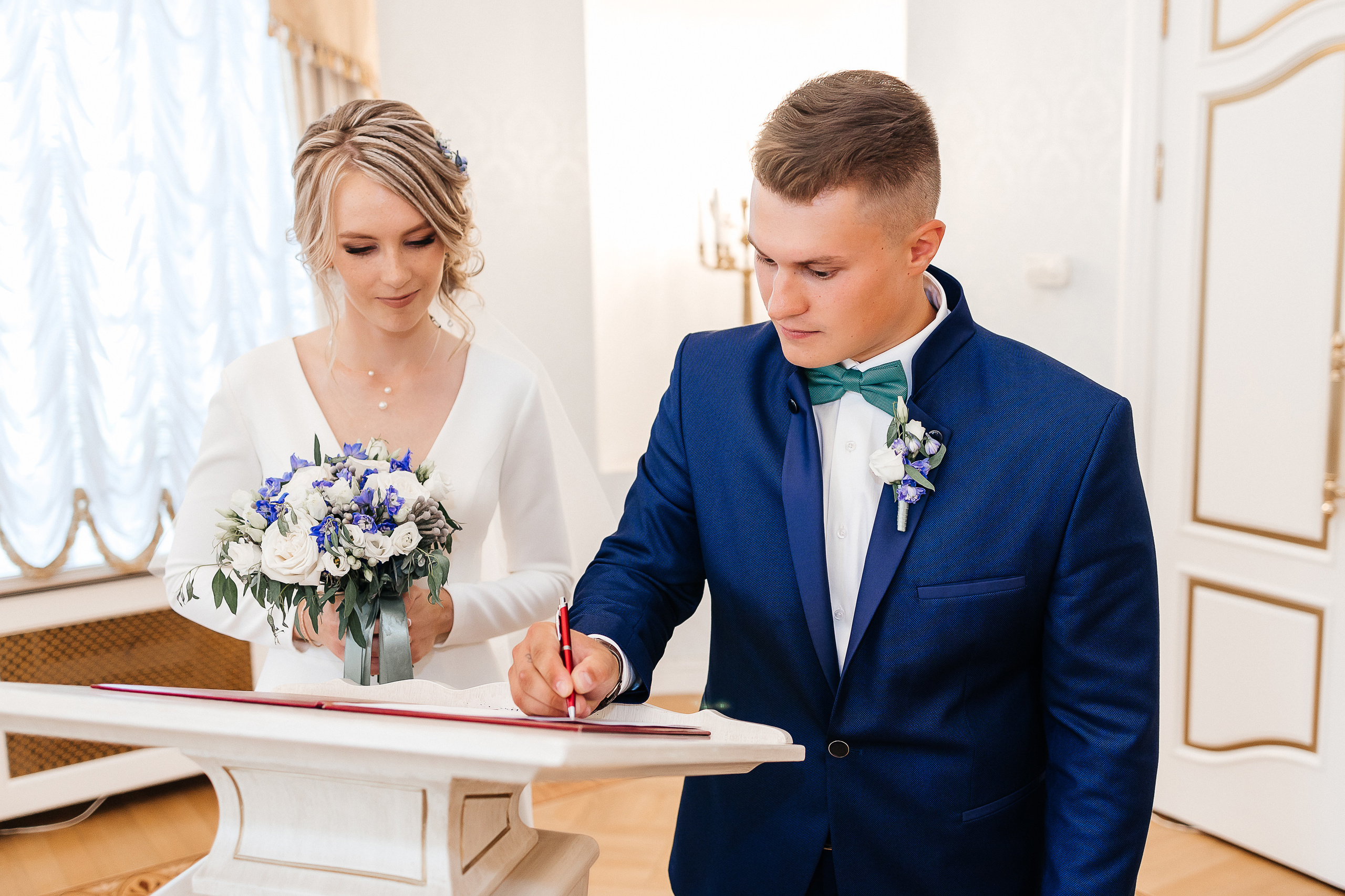 Элегантная выездная регистрация в саду на территории гостиницы. Олег Сверчков | Свадебный фотограф Вологда