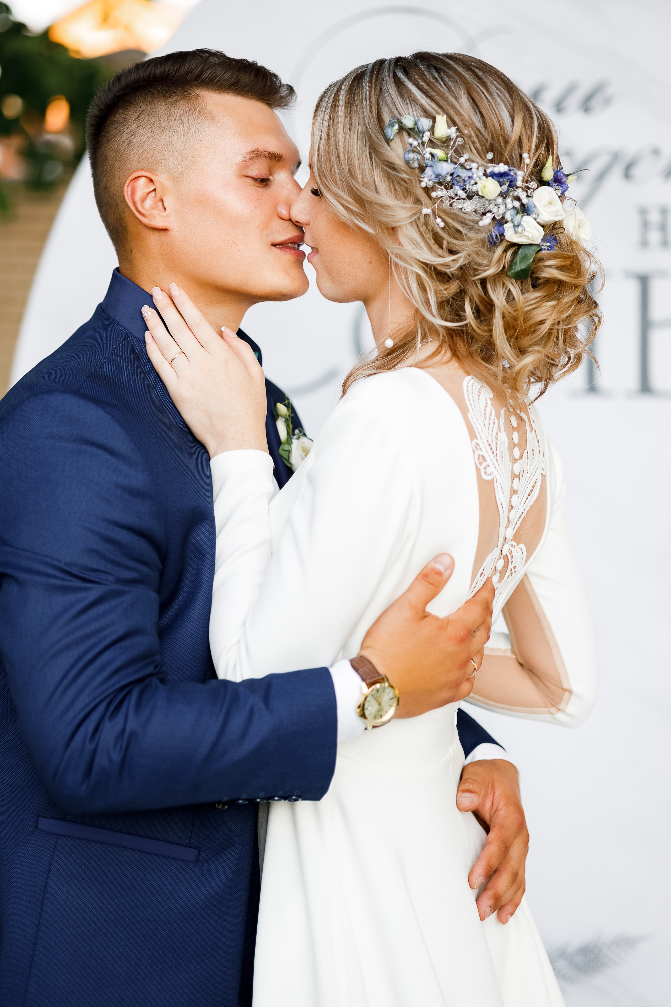 Элегантная выездная регистрация в саду на территории гостиницы. Олег Сверчков | Свадебный фотограф Вологда