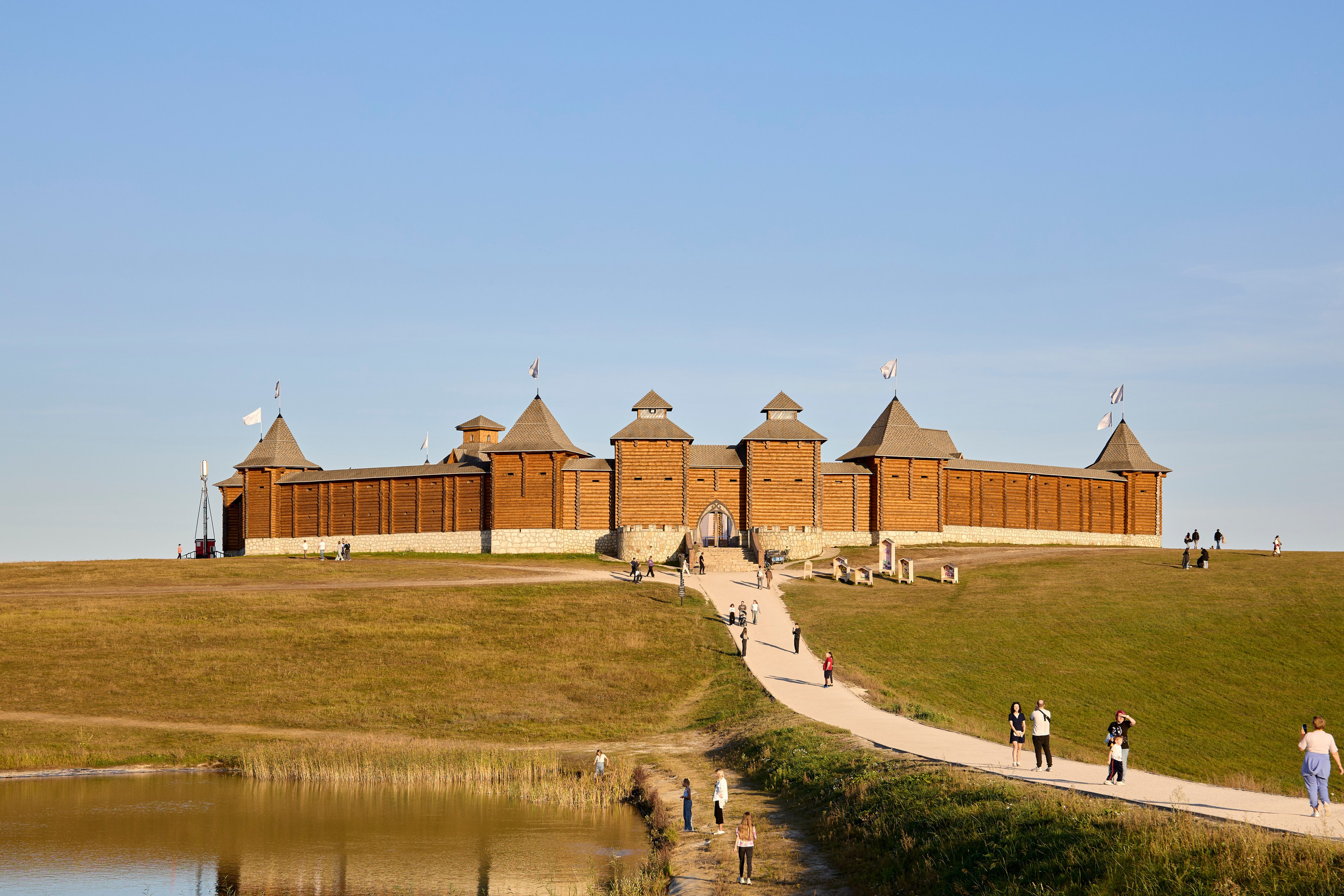 Вот она, та самая загадочная Кудыкина гора! Место сильное, красивое и очень гостеприимное. Отсюда, с вершины, открывается потрясающий вид на древний Дон. Кажется, будто стоишь на краю света, и перед тобой — вся великая история этой реки. Особенно волшебно здесь на закате, когда солнце окрашивает воду и небо в золотые и розовые края. Природа настоящая, степная, дышится очень легко. И вот среди этой природной мощи встречаешь удивительные рукотворные вещи. три богатыря сидят на поле. Отдыхают и ждут пока приготовится ужин. Или «Хоровод» на самой вершине. фигуры, взявшись за руки, словно охраняют покой этого места. Чувствуется какая-то особая сила и энергетика. Отличный повод задуматься о вечном и сделать классные кадры! Но главный сюрприз, ради которого многие и едут — ждёт в конце. Тот, кто даёт понять: вы действительно на Кудыкиной горе! Вот он, местный житель — огнедышащий Змей Горыныч. Теперь та самая поговорка «На Кудыкины горы воровать помидоры» звучит особенно смешно! Потому что с таким стражем ни о каких помидорах и речи быть не может. Его дело — охранять покой и устраивать по-настоящему огненное шоу на прощание. #dzen13 #желтаяшапочкаdz #кудыкинагора #тревел #змейгорыныч #топ