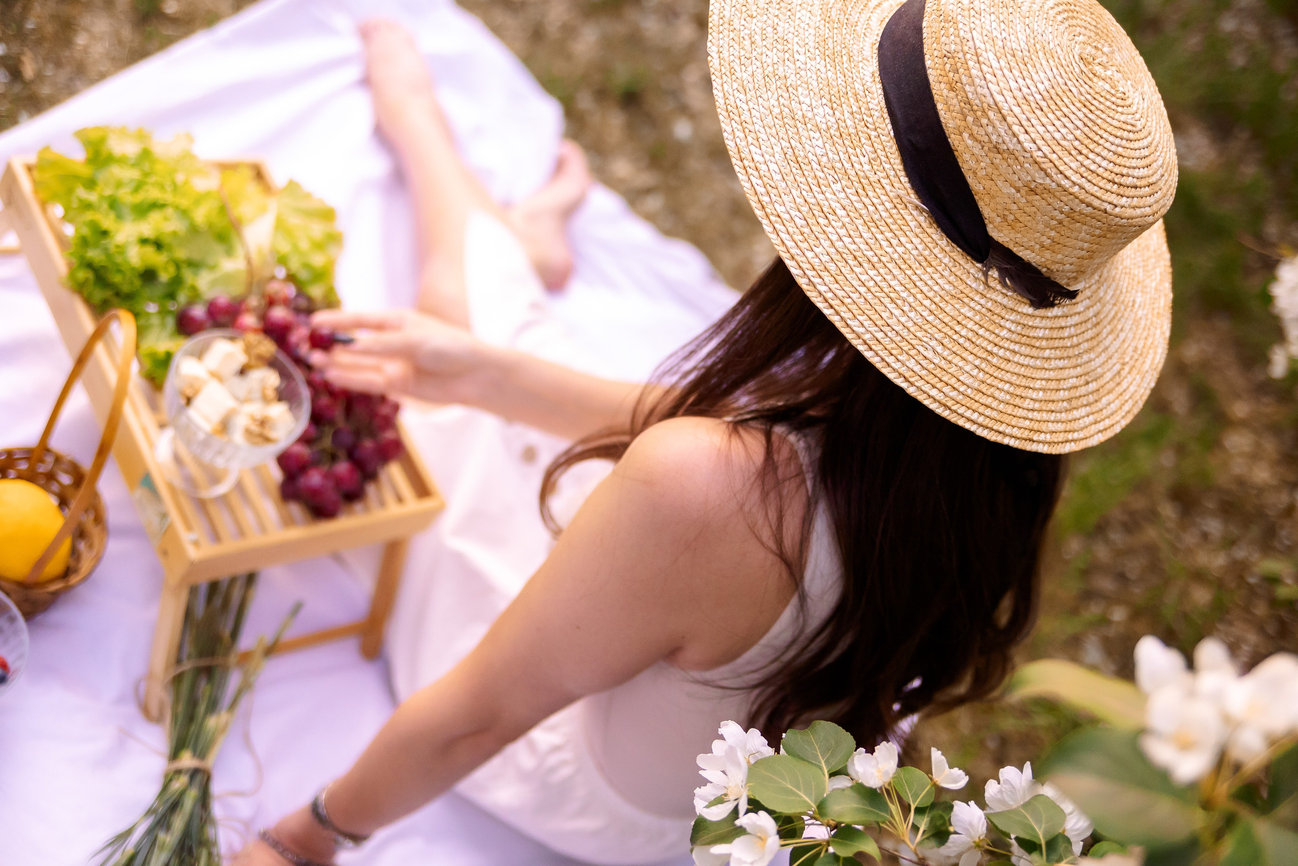 Женская съёмка в цветущих яблонях. Екатеринбург. Свадебный, семейный фотограф, контент съёмка. Екатеринбург. Елена Граф