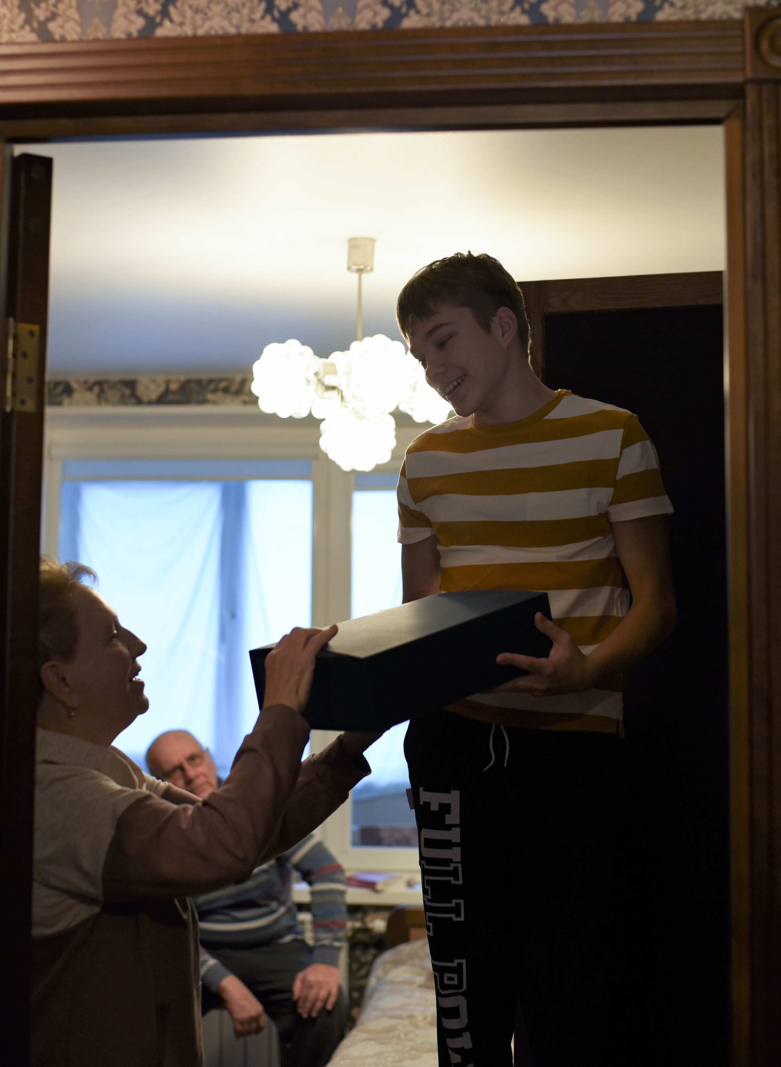 Семейная домашняя съемка. Внук с бабушкой и дедушкой. Предновогодняя история. Женский и семейный фотограф Людмила Богачкина