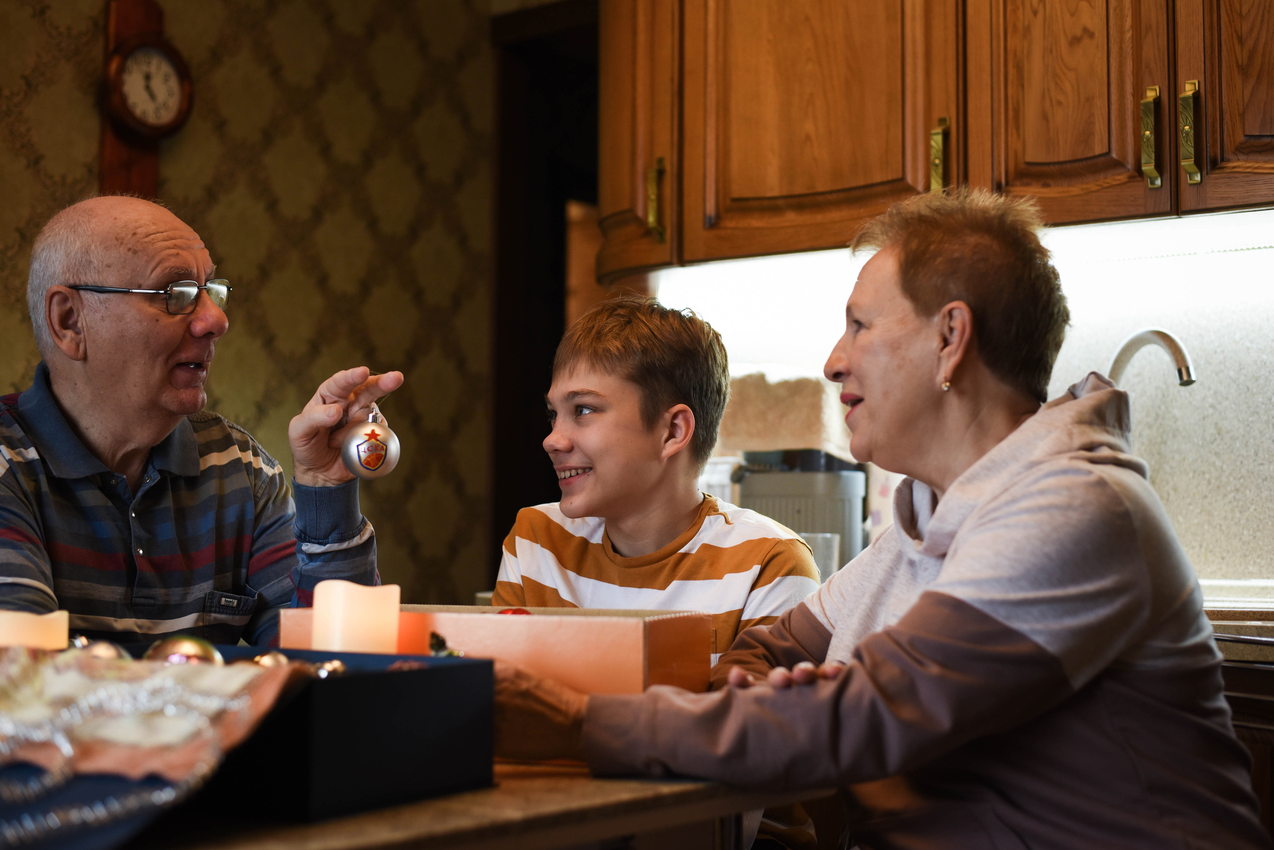 Семейная домашняя съемка. Внук с бабушкой и дедушкой. Предновогодняя история. Женский и семейный фотограф Людмила Богачкина