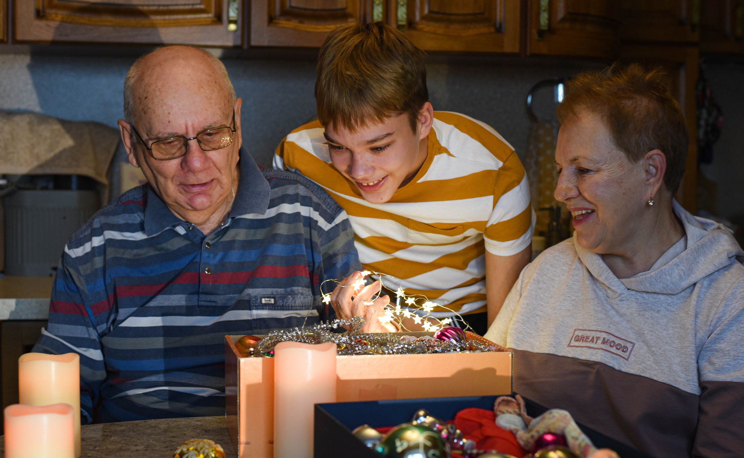 Семейная домашняя съемка. Внук с бабушкой и дедушкой. Предновогодняя история. Женский и семейный фотограф Людмила Богачкина