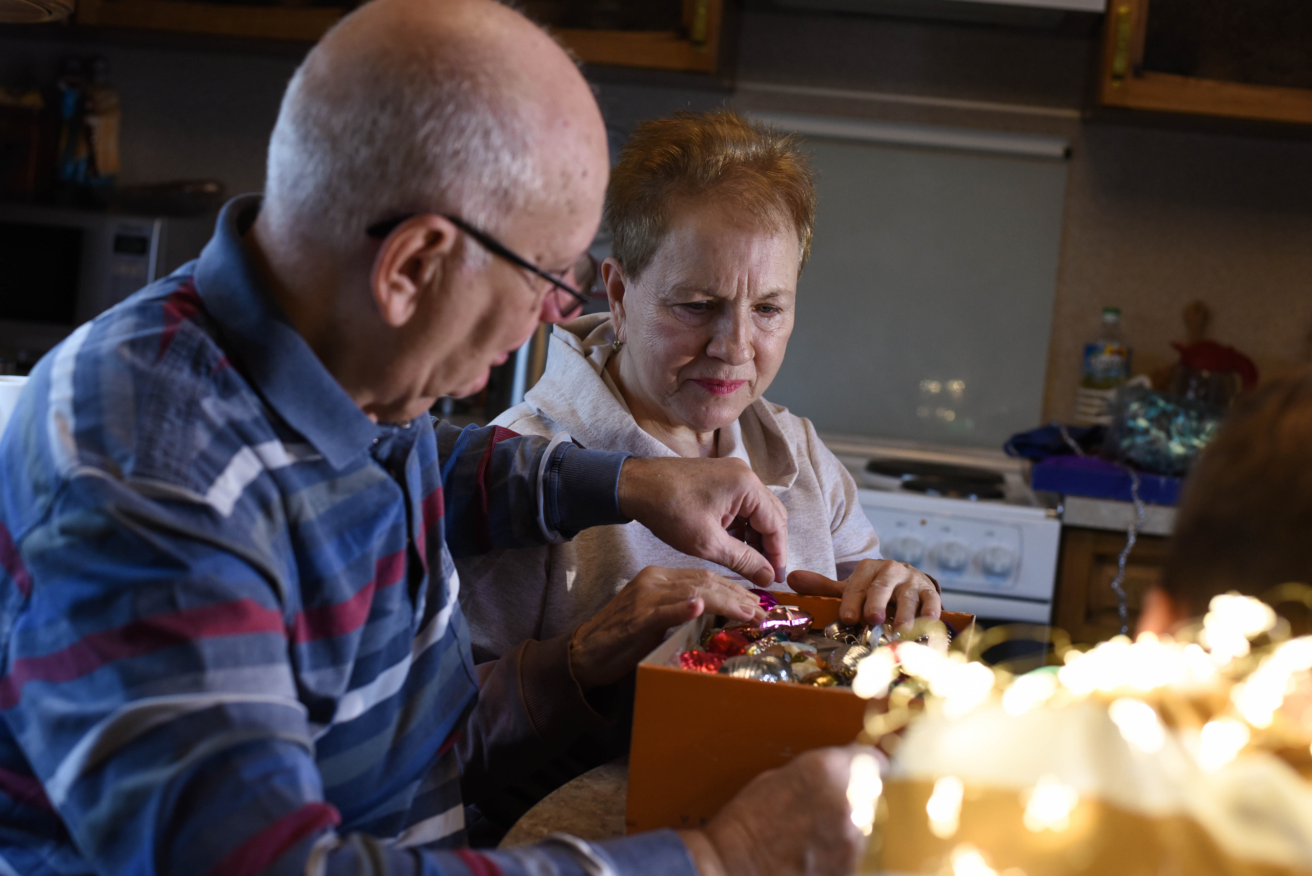 Семейная домашняя съемка. Внук с бабушкой и дедушкой. Предновогодняя история. Женский и семейный фотограф Людмила Богачкина