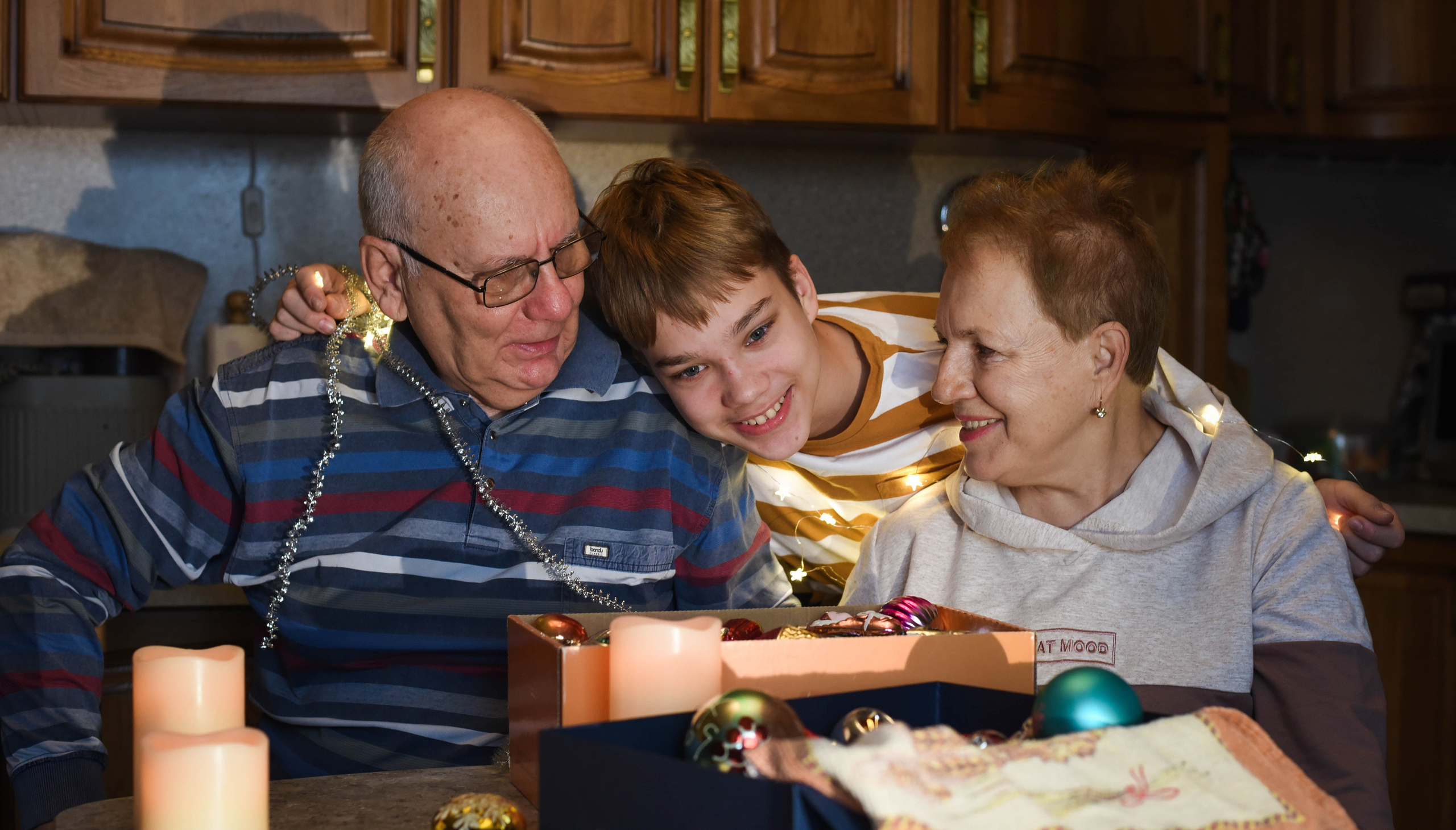 Семейная домашняя съемка. Внук с бабушкой и дедушкой. Предновогодняя история. Женский и семейный фотограф Людмила Богачкина