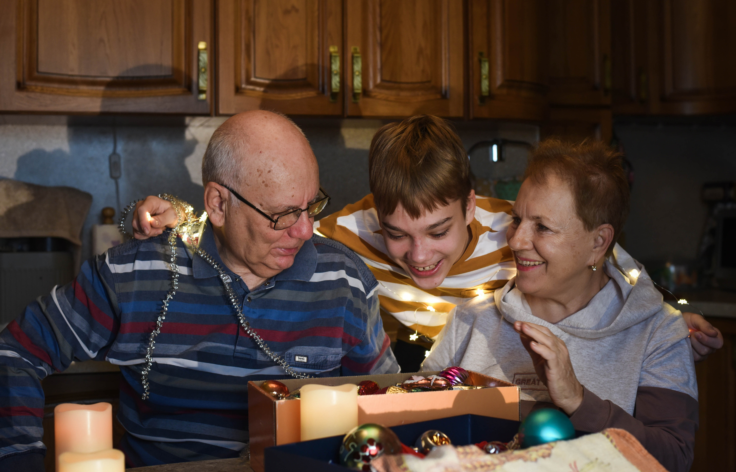 Семейная домашняя съемка. Внук с бабушкой и дедушкой. Предновогодняя история. Женский и семейный фотограф Людмила Богачкина