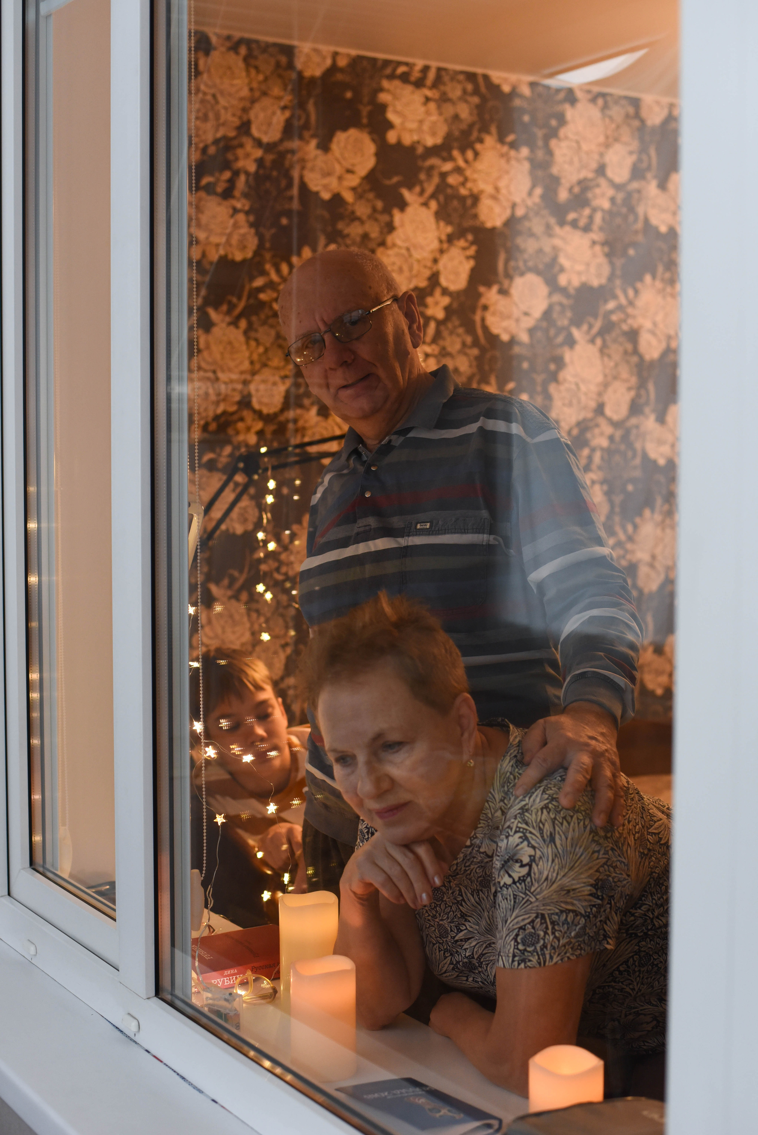 Семейная домашняя съемка. Внук с бабушкой и дедушкой. Предновогодняя история. Женский и семейный фотограф Людмила Богачкина