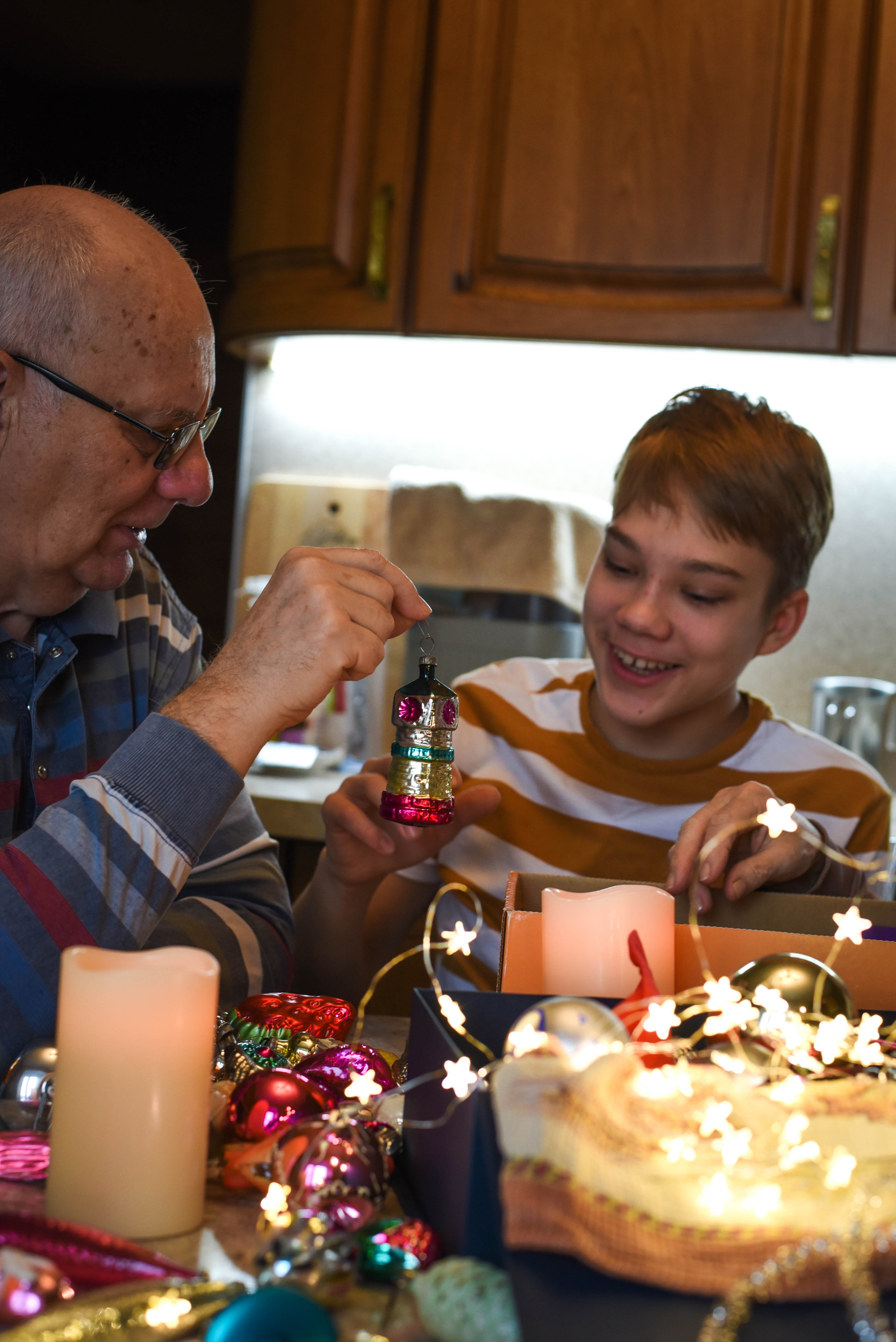 Семейная домашняя съемка. Внук с бабушкой и дедушкой. Предновогодняя история. Женский и семейный фотограф Людмила Богачкина