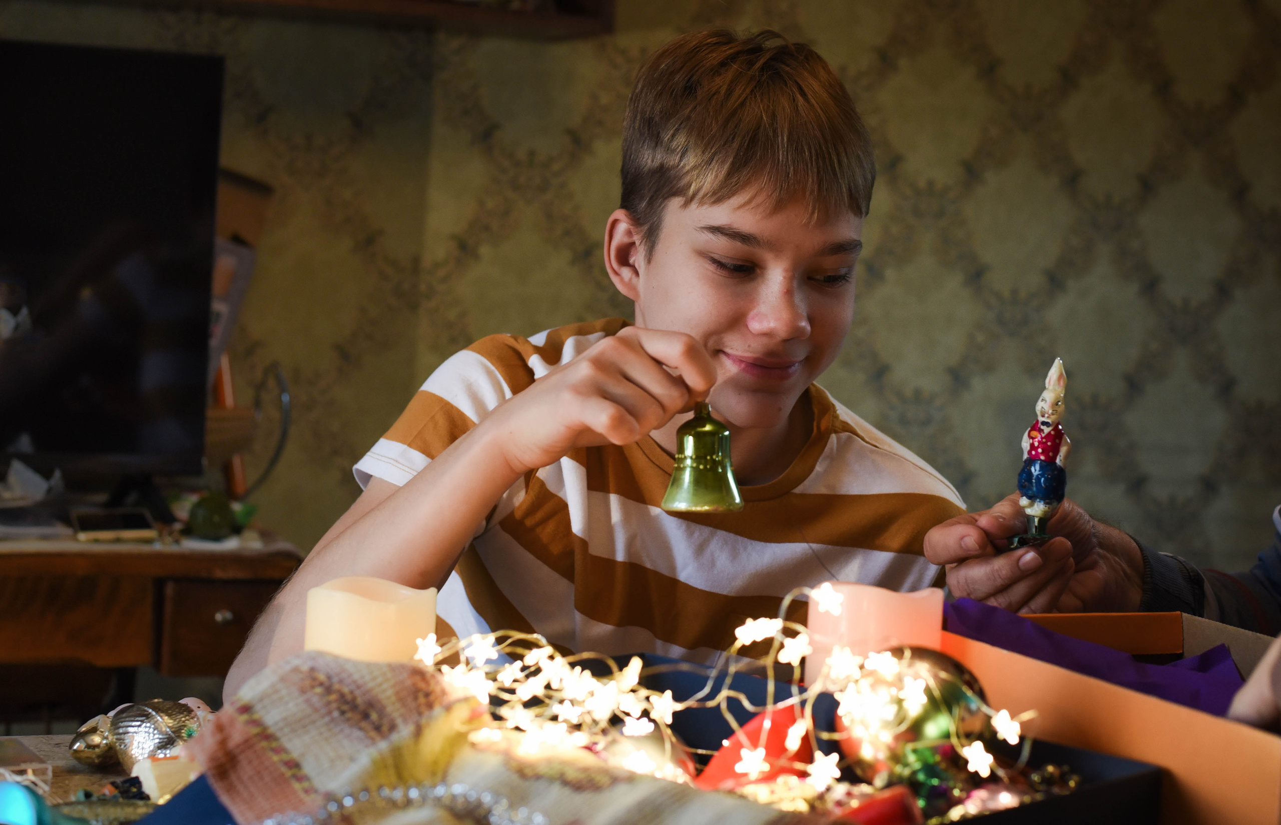 Семейная домашняя съемка. Внук с бабушкой и дедушкой. Предновогодняя история. Женский и семейный фотограф Людмила Богачкина