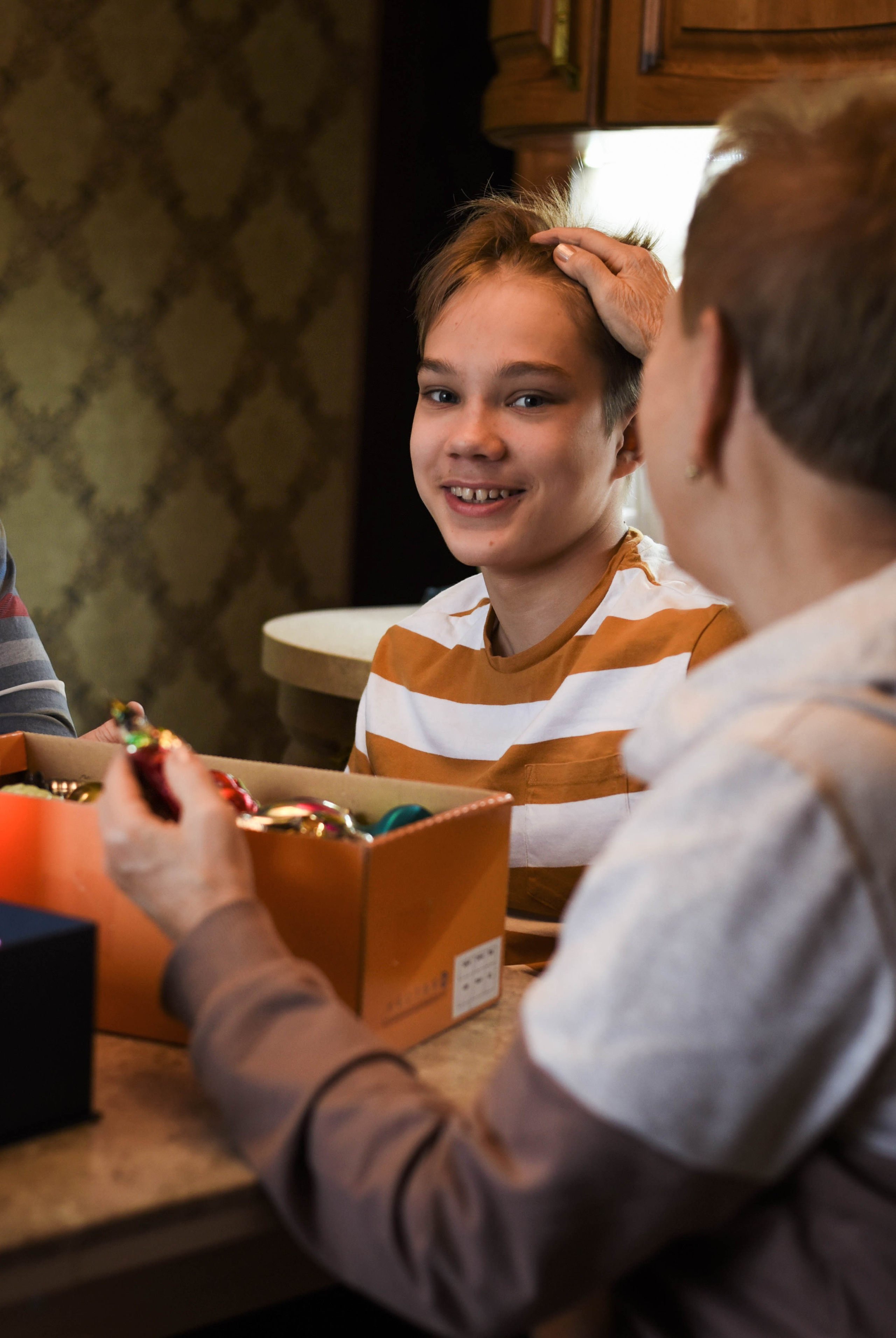 Семейная домашняя съемка. Внук с бабушкой и дедушкой. Предновогодняя история. Женский и семейный фотограф Людмила Богачкина