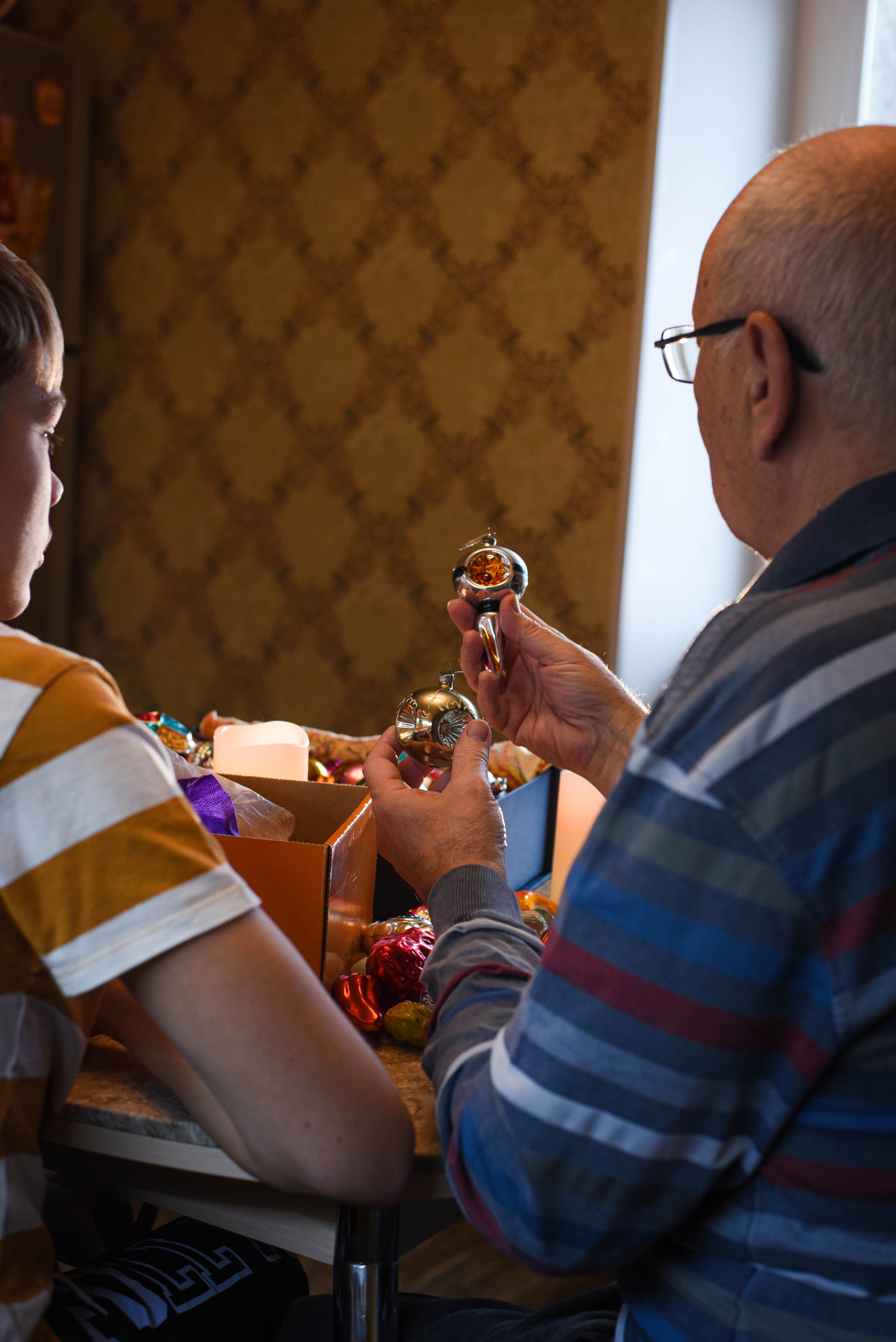 Семейная домашняя съемка. Внук с бабушкой и дедушкой. Предновогодняя история. Женский и семейный фотограф Людмила Богачкина