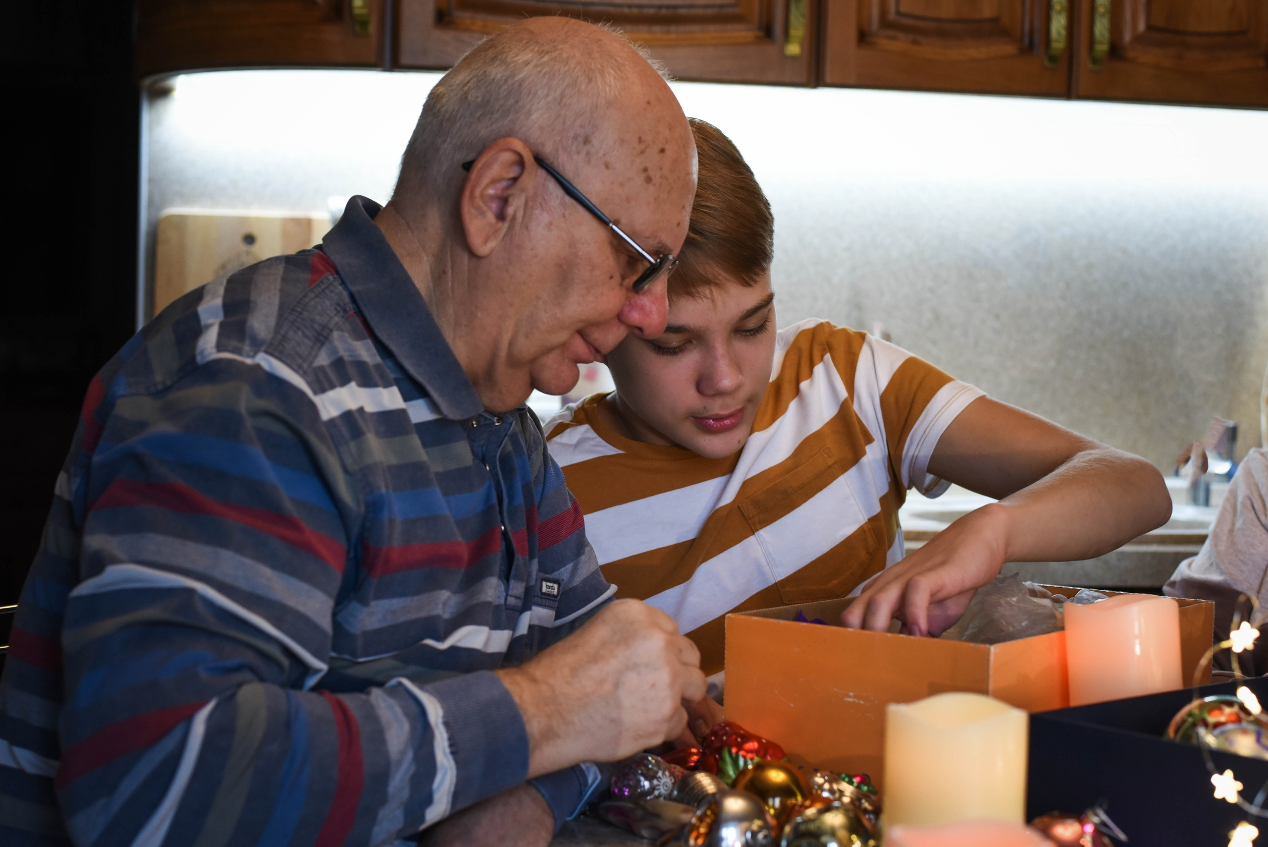 Семейная домашняя съемка. Внук с бабушкой и дедушкой. Предновогодняя история. Женский и семейный фотограф Людмила Богачкина
