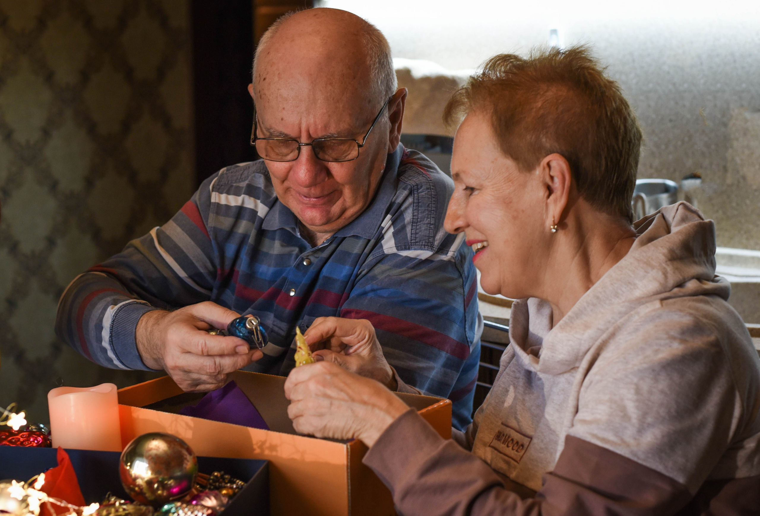 Семейная домашняя съемка. Внук с бабушкой и дедушкой. Предновогодняя история. Женский и семейный фотограф Людмила Богачкина