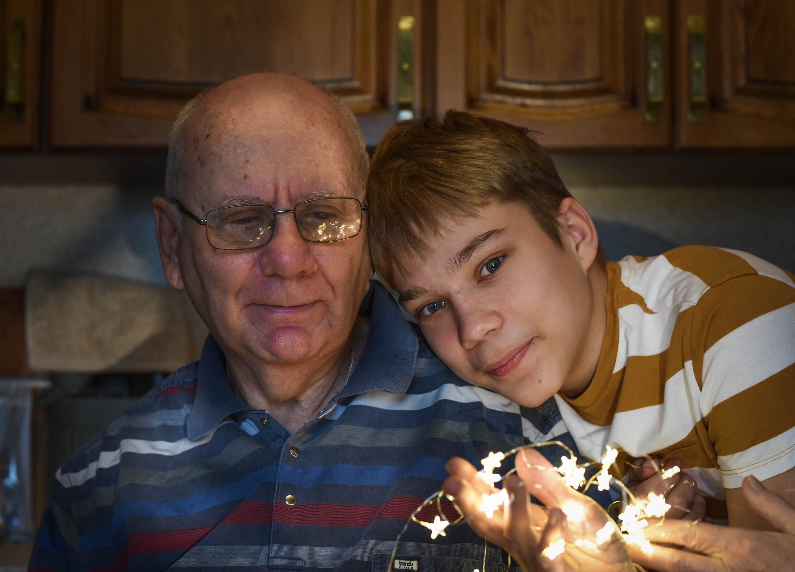 Семейная домашняя съемка. Внук с бабушкой и дедушкой. Предновогодняя история. Женский и семейный фотограф Людмила Богачкина