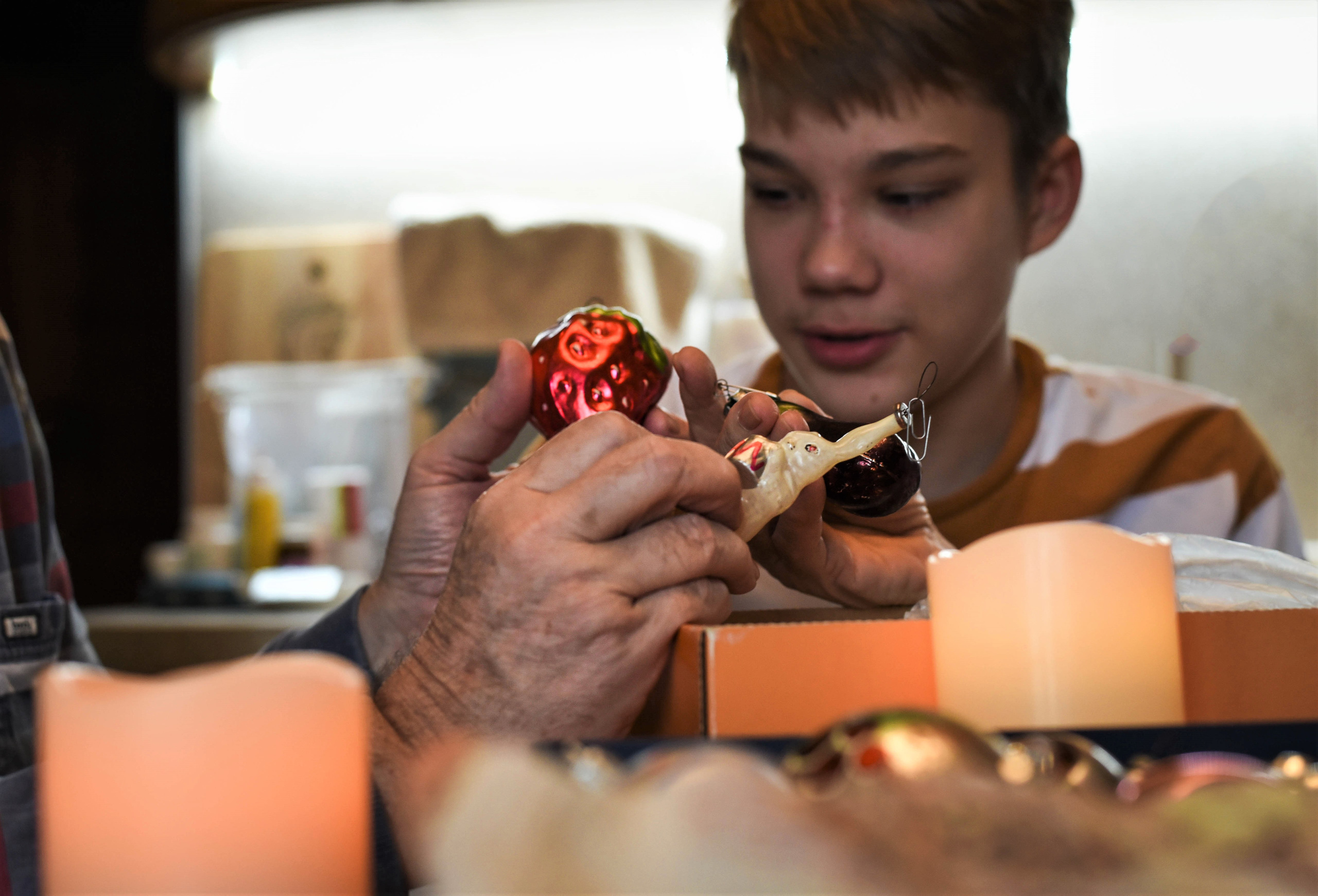 Семейная домашняя съемка. Внук с бабушкой и дедушкой. Предновогодняя история. Женский и семейный фотограф Людмила Богачкина