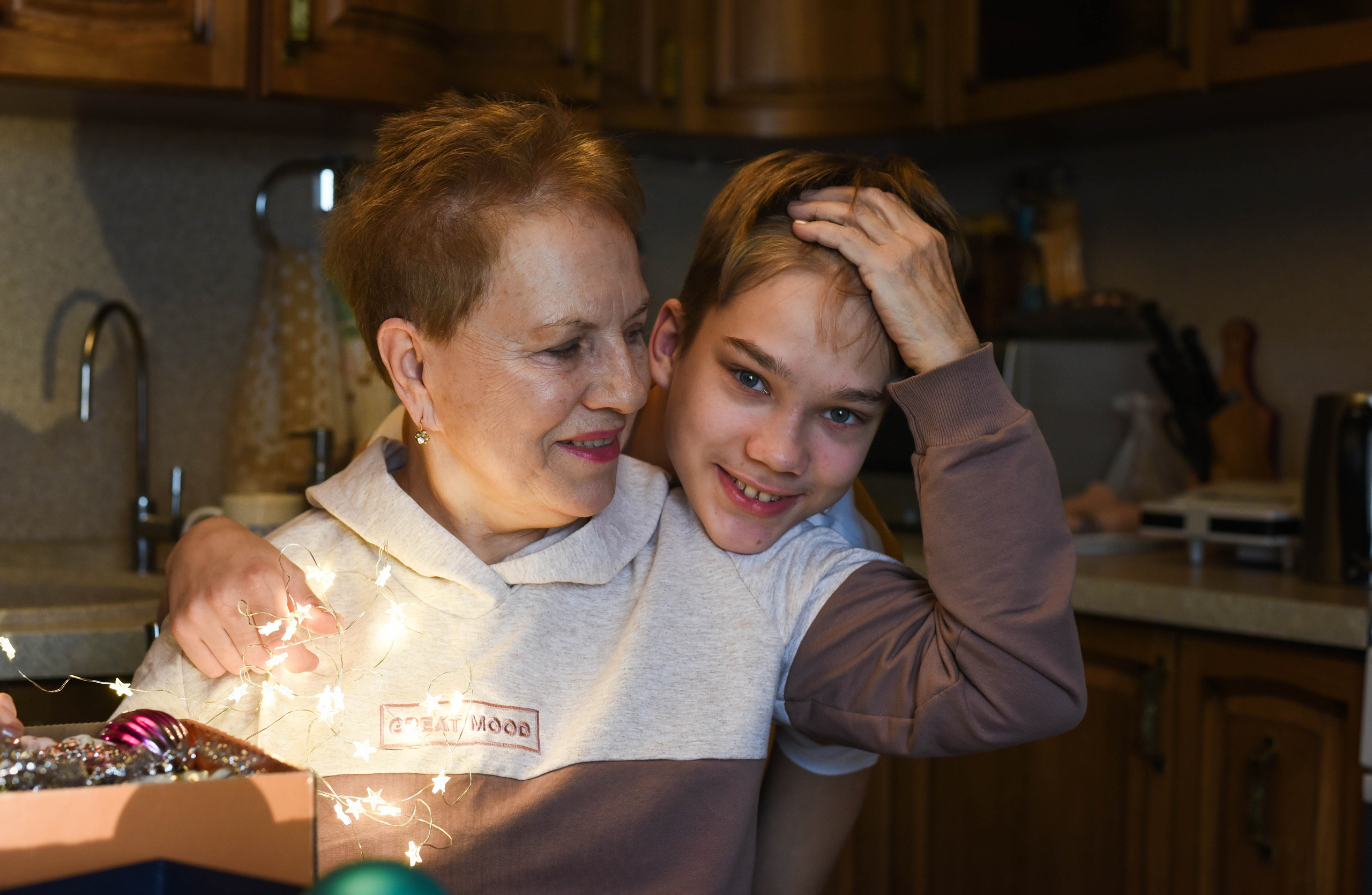 Семейная домашняя съемка. Внук с бабушкой и дедушкой. Предновогодняя история. Женский и семейный фотограф Людмила Богачкина