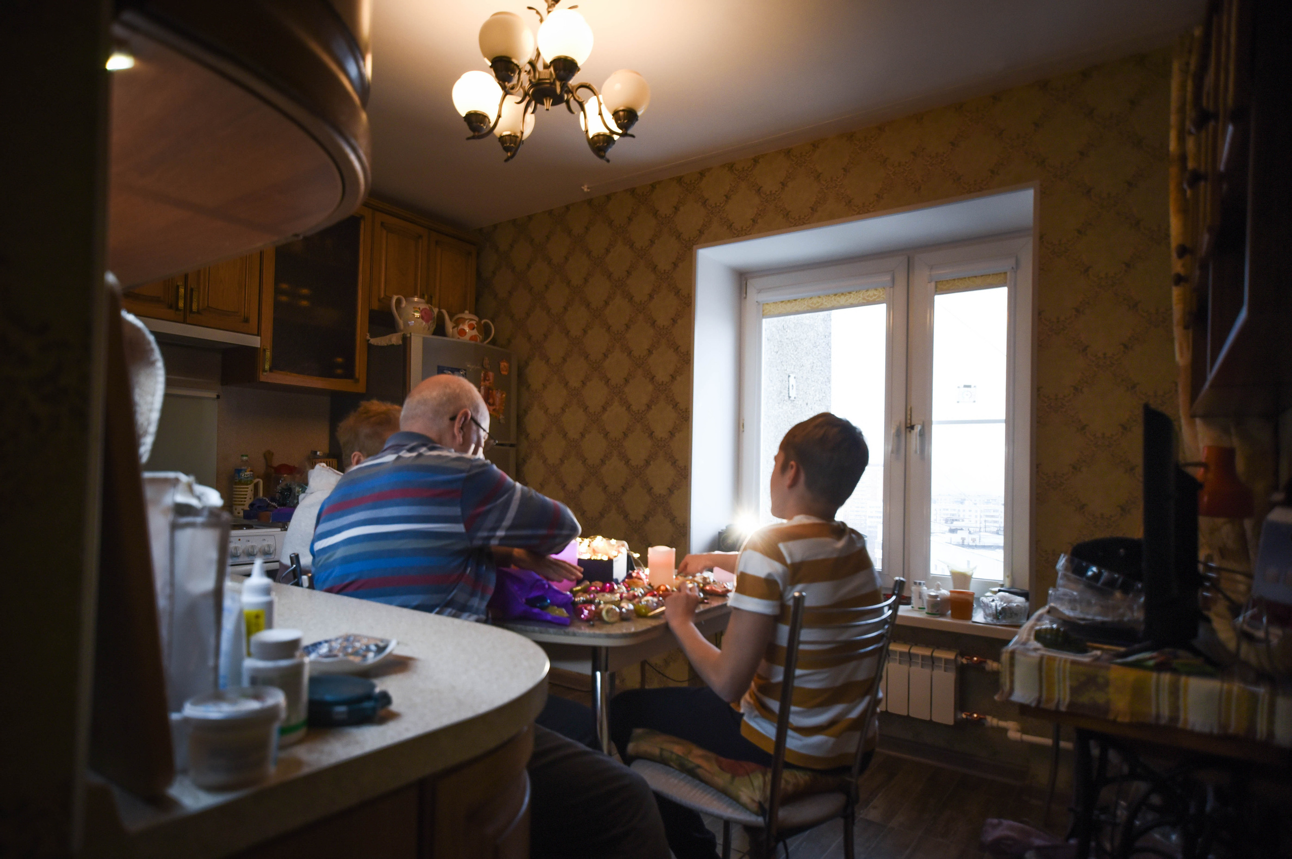 Семейная домашняя съемка. Внук с бабушкой и дедушкой. Предновогодняя история. Женский и семейный фотограф Людмила Богачкина